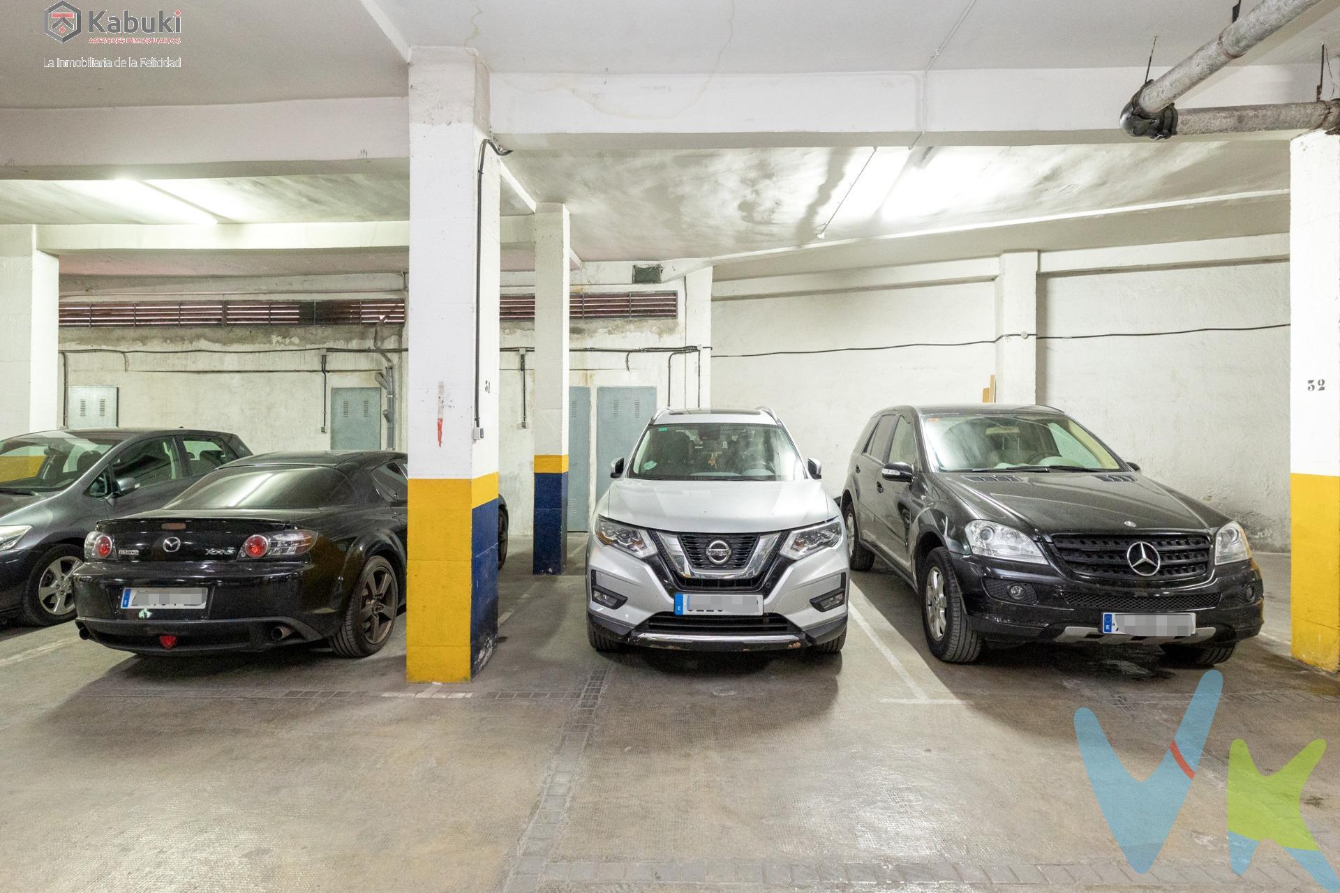 Si estás buscando una plaza de garaje para tu coche, la has encontrado. Ponemos en venta una plaza de garaje de unos 31 m2 construidos para coche, al lado de Camino de Ronda, junto al río y la zona de Palacio de Congresos. Incluye además un trastero para mas comodidad del ocupante de la plaza, y vigilancia nocturna. En una zona inmejorable y un precio de 37000 €. Esta inversión te ayudará a reducir ese estrés diario solucionando tus problemas de aparcamiento. ¡Ven a verla con nosotros!. *** Las superficies expresadas en esta página tienen carácter descriptivo y son aproximadas. Los precios pueden ser susceptibles de modificación sin previo aviso. *** El PVP indicado no incluye impuestos ni gastos de Escritura. Honorarios de agencia no incluidos. *** Honorarios de agencia no incluidos.