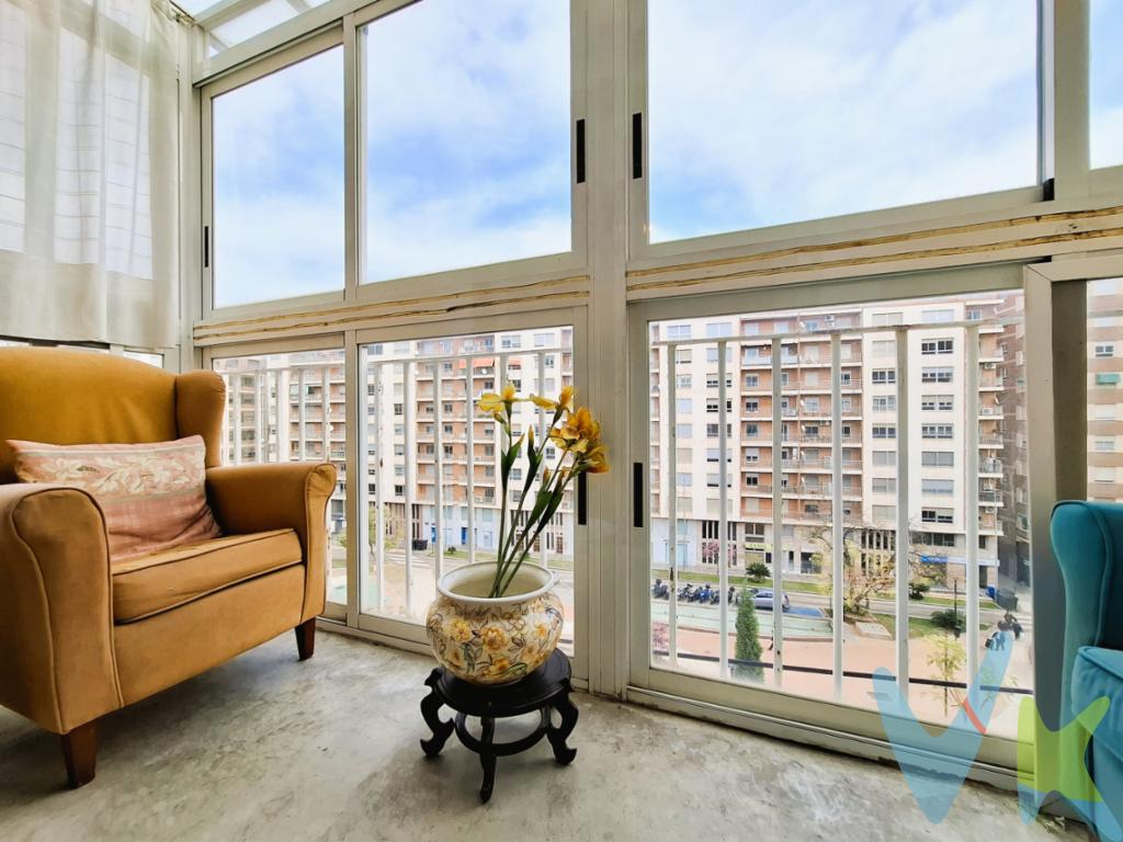  ***Exclusivo piso en el corazón de Castellón de la Plana***Este magnífico inmueble en venta, ubicado en el casco histórico de Castellón de la Plana, se presenta como una excelente oportunidad para quienes buscan una combinación perfecta de comodidad y ubicación.Con una superficie construida de 93 metros cuadrados y 81,25 metros útiles, este piso está diseñado para satisfacer las necesidades de una familia que valore el espacio y la funcionalidad. Contando con cuatro habitaciones, ofrece un generoso espacio para su máxima comodidad y privacidad. Cada dormitorio proporciona un refugio personal, manteniendo una atmósfera acogedora y tranquila.La propiedad, situada en una quinta planta de un edificio emblemático construido en 1962, permite disfrutar de unas vistas espléndidas del entorno urbano desde su balcón privado. El balcón, un espacio ideal para disfrutar de momentos de relajación, ofrece la posibilidad de tomar el aire fresco mientras se observa el vibrante entorno del centro histórico.El edificio cuenta con un ascensor, lo que facilita el acceso al inmueble, garantizando confort para personas de todas las edades. El zaguán está recientemente reformado y el ascensor está ya a cota cero. La orientación y altura a la que se encuentra proporcionan una ventilación cruzada, asegurando un flujo constante de aire fresco y luz natural en toda la vivienda.Su localización estratégica, a escasos metros de las principales vías de comunicación y transporte público, como paradas de autobús cercanas y parada del Tram frente a la vivienda, ofrece una conexión inmejorable con la playa y el resto de la ciudad. Las cercanías del inmueble albergan una amplia variedad de servicios como restaurantes, tiendas, centros educativos y lugares de entretenimiento, que contribuyen a una vida cómoda y plena en el centro de Castellón de la Plana.Cabe destacar que el inmueble mantiene un aspecto clásico, el cual puede ser preservado o actualizado a gusto del nuevo propietario, brindando una magnífica oportunidad de personalización según sus preferencias. La cocina espaciosa y luminosa, ofrece un potencial total para convertirse en un centro culinario acorde a los estándares modernos.Su localización en el centro histórico brinda un ambiente único convertido en un auténtico lujo para aquellos que valoran un entorno con historia y encanto. Los acabados originales del piso, cuidando detalles arquitectónicos de la época, integran una esencia clásica que se puede preservar o modernizar.No deje pasar la oportunidad de visitar este excepcional piso, pues combina a la perfección la amplitud, ubicación y privilegios de vivir en el centro de una ciudad tan vibrante como Castellón de la Plana. Este inmueble ofrece todo lo que una familia pueda necesitar para disfrutar de un hogar lleno de sorpresas y experiencias exclusivas. Recomendamos agendar una visita para poder apreciar todas las características de este maravilloso piso. Esto sin duda es más que una propiedad, es el espacio donde podrá crear un hogar pleno y lleno de vida. ¡Reserve hoy mismo su visita y déjese enamorar por este espléndido piso!Posibilidad de financiación hasta el 100%, pregúntanos y te haremos un estudio gratuito. Agencia Registrada con el número 1.399 en el Registro Obligatorio de Agentes Inmobiliarios de la Comunidad Valenciana. Puede consultar en la web de la GVA.Gastos e impuestos no incluidos en el precio. A título orientativo, en segundas transmisiones, el comprador abonará el Impuesto sobre Transmisiones Patrimoniales (ITP), cuyo tipo general en la Comunidad Valenciana es el 10% (*) sobre la base imponible, que será el mayor valor entre precio de compraventa, tasación o valor de referencia catastral. Gastos de notaría y Registro de la Propiedad: aproximado entre 1.000 y 2.000 euros (aranceles variables según precio, número de copias y complejidad). El comprador escoge libremente notario. El vendedor asume, por ley, los gastos que le correspondan, salvo pacto contrario. Si se precisa hipoteca, tasación, condiciones y costes bancarios según entidad elegida por el comprador; así como los gastos de gestoría y cualesquiera otros inherentes a la formalización de la compraventa. De acuerdo con la ley, no se incluyen en el precio otros gastos o tributos que legalmente correspondan al comprador. Los honorarios de intermediación inmobiliaria al vendedor no incluidos en el precio. Los honorarios de intermediación inmobiliaria al comprador: 2,2% + IVA calculados sobre el precio de venta con un mínimo de 3.000 euros + IVA(*) Consultar condiciones concretas según circunstancias personales o régimen fiscal aplicable. Puedes llamar al 722461985 y te informaremos de tu caso en concreto.El consumidor tiene derecho, conforme a la normativa vigente, a disponer de información y documentación adicional relativa al inmueble y condiciones de la compraventa, accesible en la sede física de la agencia situada en Avenida Rey Don Jaime nº74, 7ºB, Castellón de la Plana. La agencia actúa exclusivamente como intermediaria en la operación. Cualquier compraventa y sus condiciones quedan sujetas en todo caso a la aceptación expresa del vendedor del inmueble y a la posterior formalización del correspondiente contrato. El presente anuncio tiene carácter meramente informativo: la información suministrada se corresponde con la disponible a la fecha de publicación, pudiendo variar en función de las circunstancias o actualizaciones legales, contractuales y fiscales.  