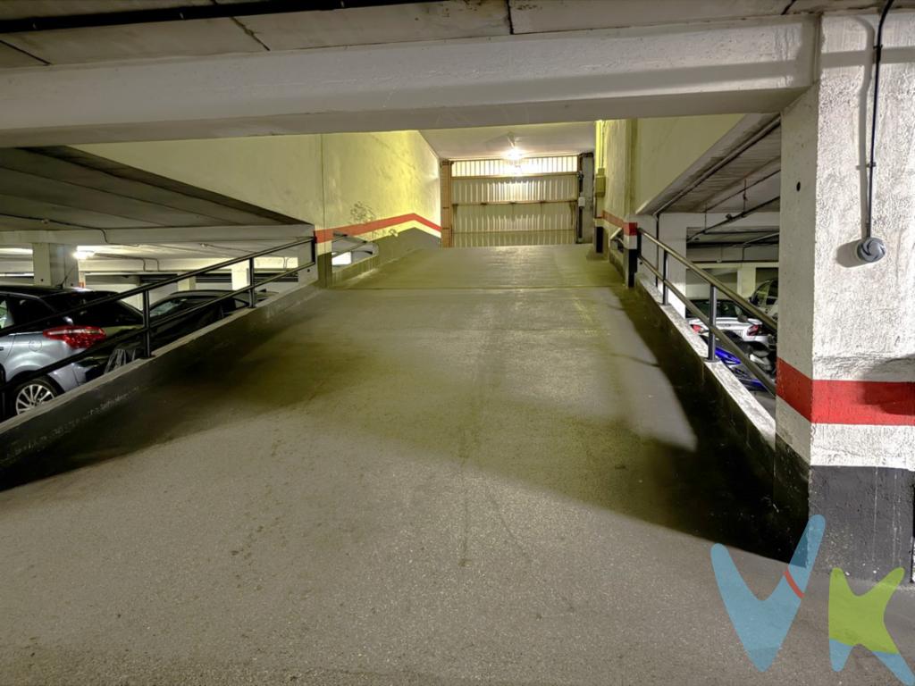 Plaza de garaje amplia y versátil en una de las zonas más prácticas de Nuevo Gijón, junto a El Corte Inglés.Se vende plaza de garaje de buen tamaño, ideal para coche grande, SUV, vehículo mediano o pequeño, ofreciendo además la posibilidad de aparcar una moto, según la distribución y necesidades del comprador.Una opción especialmente interesante para quienes buscan disponer de un espacio de aparcamiento cómodo y seguro en una zona donde contar con una plaza propia supone una gran ventaja en el día a día.Características destacadasPlaza amplia, apta para diferentes tamaños de vehículo.Adecuada para SUV y coches grandes.También permite el estacionamiento de vehículos medianos o pequeños.Posibilidad de aparcar una moto.Excelente ubicación en Nuevo Gijón.Junto a El Corte Inglés, con todos los servicios y comercios de la zona a pocos minutos.Una buena oportunidad tanto para uso propio como inversión.Si buscas una plaza de garaje en Nuevo Gijón, bien situada y con capacidad para distintos tipos de vehículos, esta puede ser una excelente oportunidad.Contacta para ampliar información o concertar una visita.Gastos e impuestos no incluidos en el precio. En segundas transmisiones, el comprador abona el ITP (porcentajes en Asturias: https://sede.tributasenasturias.es/sites/sede/default/es_ES/Que-quieres-hacer/Transmisiones-Patrimoniales-y-AJD), calculado sobre el mayor valor entre precio, tasación o valor de referencia catastral. Notaría y registro según aranceles variables; el comprador elige notario. El vendedor asume la plusvalía municipal; el resto de gastos (incluida hipoteca: tasación, costes bancarios, gestoría y formalización) son del comprador.Honorarios: intermediación a cargo del vendedor; mediación a cargo del comprador del 2% + IVA, mínimo 2.000  + IVA.El consumidor puede solicitar información y documentación adicional en la sede física o por correo electrónico de la Agencia (contacto en la web). La agencia actúa solo como intermediaria; toda compraventa queda sujeta a la aceptación expresa del vendedor y a la formalización del contrato. Anuncio meramente informativo: los datos corresponden a la fecha de publicación y pueden variar por actualizaciones legales, contractuales o fiscales.  