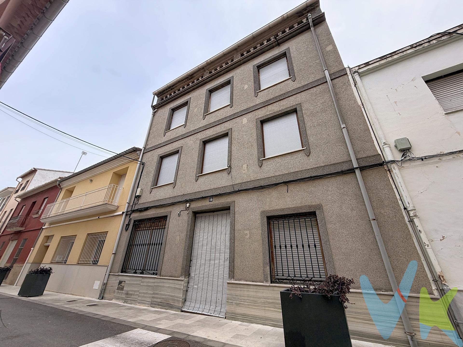 ¿Puedes escuchar el silencio acogedor de una casa con historia?. Al cruzar el umbral de esta joya arquitectónica de 420 m2, la vista se pierde en la explosión de colores y formas geométricas de sus suelos hidráulicos originales, que brillan bajo la luz natural como un mosaico eterno. Es una experiencia visual que te transporta de inmediato a la elegancia de principios de siglo. Siente bajo tus pies la firmeza y el frescor de la piedra y el barro. Imagina el tacto cálido de la madera tallada en sus muebles y el reconfortante crepitar de la leña en la chimenea durante las tardes de invierno. Al caminar por el amplio pasillo de la planta principal, percibirás esa sensación de libertad y amplitud que solo los techos altos y los muros sólidos pueden brindar. La melodía de la vida tranquila te espera:. Planta Baja: Un espacio para la calma donde el murmullo del aire en el patio privado te invita a relajarte tras un largo día. Planta Primera. Al subir, tus ojos descubrirán una planta dedicada íntegramente al bienestar. Con casi 150 m2 dedicados al descanso , esta planta alberga un majestuoso salón central de 26.50 m2 y tres dormitorios dobles de dimensiones extraordinarias (entre 17 m2 y 20 m2). Además de posibilidad de una segunda cocina en este nivel. Buhardillas y Terraza: Sube a las plantas superiores y deja que tus ojos descansen en las vistas despejadas desde la gran terraza. Es el lugar perfecto para disfrutar de cenas al fresco, sintiendo la suave brisa mediterránea en la cara mientras contemplas el horizonte. Esta no es solo una propiedad; es una sinfonía de texturas, sonidos de paz y una estética impecable que espera a alguien capaz de apreciar la armonía de lo auténtico. Ven a tocar tu futuro hogar. Ven a sentir La Font d’en Carrós. VENTA:. PVP 285.480€. Gastos e impuestos no incluidos en el precio. La compra conlleva impuestos y gastos de formalización para el comprador. A título orientativo se informa que en segundas transmisiones el ITP con carácter general en Valencia es del 10%, pudiendo existir otros tipos impositivos atendiendo a las circunstancias personales del comprador u otras circunstancias previstas legalmente. Base imponible del impuesto el mayor valor entre el precio de compraventa, la tasación o el valor de referencia catastral. En cuanto a los gastos de notaría y registro, en su caso, suelen oscilar aprox. entre 1,5% y 2,5% (aranceles variables según precio, n.º de copias y complejidad). El comprador elige notario. Si el comprador precisase de hipoteca: tasación, condiciones y costes bancarios serán según entidad elegida por el comprador, así como los gastos de gestoría, y cualesquiera otros gastos inherentes a la formalización de la compraventa que legalmente correspondan a la parte compradora, salvo pacto expreso en contrario con el vendedor. El consumidor tiene, conforme a la normativa vigente, a su disposición información y documentación adicional relativa al inmueble y condiciones de la compraventa, que podrá ser consultada en C/Joaquín Costa 4, bajo 46005 Valencia o urbe2@remax.es. Honorarios de mediación inmobiliaria a cargo del COMPRADOR: (3% del precio final de venta más IVA (21%), salvo otro pacto.); y de VENDEDOR (según acuerdo con el mismo). Se informa al consumidor que la agencia actúa como intermediaria inmobiliaria en la operación, estando cualquier eventual compraventa y sus condiciones sujeta a la aceptación expresa del propietario-vendedor y a la posterior formalización del correspondiente contrato.