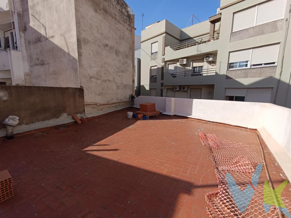 Te presentamos esta casa para reformar, una oportunidad excepcional para crear la residencia de tus sueños en una ubicación privilegiada. Situada en Sagunto, esta propiedad cuenta con un proyecto aprobado, excavación arqueológica aprobada por la Generalitat y licencia de obra en regla, ¡todo listo para comenzar la transformación!Características destacadas:Licencia de Obra: Con la licencia de obra en regla, podrás comenzar los trabajos de reforma de inmediato, sin tener que preocuparte por trámites burocráticos adicionales.Excavación Arqueológica Aprobada: La excavación arqueológica aprobada por la Generalitat garantiza que cualquier descubrimiento histórico en el proceso de reforma será manejado de manera adecuada y legal, permitiéndote avanzar con tranquilidad en tu proyecto.Proyecto Aprobado: Con un proyecto arquitectónico aprobado, podrás visualizar el potencial de esta casa y planificar su transformación de acuerdo a tus necesidades y gustos personales.Esta casa representa una oportunidad única para crear la residencia que siempre has deseado, con la libertad de diseñar cada detalle a tu gusto y estilo.¡No dejes escapar esta oportunidad de inversión! Ponte en contacto con nosotros hoy mismo para obtener más información y comenzar el viaje hacia la realización de tus sueños en Sagunto.