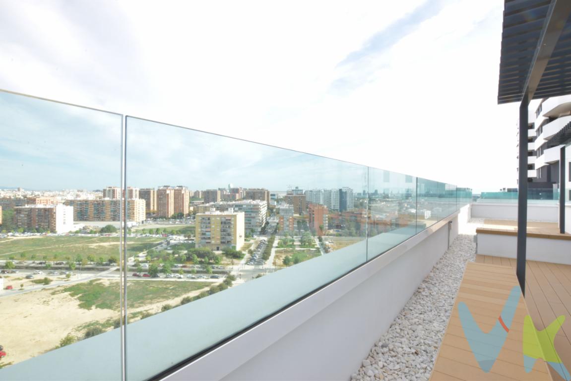 Una zona de futuro donde a escasos metros está proyectado el que va a ser el mayor centro comercial de España. Vivirás Junto al hospital nuevo  La Fe, al lado del parque de Malilla con 70.000m2 de zonas verdes, cerca del centro comercial El Saler y próximo a varios colegios públicos así como el British School of Valencia. Vivienda del edificio Sky Homes de 3 habitaciones que forma parte de un complejo singular y vanguardista con espacios comunes que te enamorarán desde el primer momento. La promoción cuenta con una piscina descubierta, otra climatizada de carril de nado, un parque infantil, una sala de fiestas con mesas y cocina, zona de trabajo co-working, ideal para reuniones fuera de la vivienda, además de una terraza chill-out en el piso 14 donde podrás disfrutar de unas vistas panorámicas 360º de la ciudad de Valencia con la mejor compañía. ¿Te apetece visitar la vivienda? Te adelantamos que es toda exterior, tres habitaciones, dos dobles y con acceso a una terraza acristalada, cortinas de cristal, desde el salón comedor y la cocina, ideal para desconectar, ver el amanecer por su orientación o tener un espacio para las mascotas. La vivienda de unos 103m2 aprox, dispone de dos baños, uno con plato de ducha y armarios en todas las habitaciones más en recibidor. Olvídate de la falta de espacio. La luz  y ventilación es una constante por su altura, piso 9 y su orientación. Se incluye en el precio una plaza de garaje, con cargador eléctrico, biciclitero y tastero en sótano segundo. El complejo de líneas puras, fachada ventilada-sostenible e inconfundible, alberga 4 edificios de 20 plantas y sótano. Un estilo de vida perfecto a 10 minutos del centro de la ciudad, acceso directo a la V31 y V30, metro, bus y a 10 minutos de la estación Joaquín Sorolla y a 15 de la Estación del Norte. Muy cerca de varios hospitales.¿Te gustaría enterarte en primicia de nuestros inmuebles en alquiler y venta? En VIVEKU.ES los publicamos con unos días de antelación.Contamos con 30 años de experiencia acreditada y nuestro objetivo es garantizarle un servicio de compra humano, ético, de calidad, fácil y seguro. Nuestro equipo lo integran agentes con la titulación AIR (Agente Inmobiliario Registrado) y Agentes Certificadores de la categoría Premium en certificación de inmuebles y debidamente registrados en el Registro de Agentes de Intermediación de la CV (RAICV 0743). Consulte en nuestras reseñas de Google lo que opinan los clientes que ya han trabajado con nosotros.El precio NO incluye: Impuestos, gastos de Notaría, registro y honorarios de inmobiliaria.     