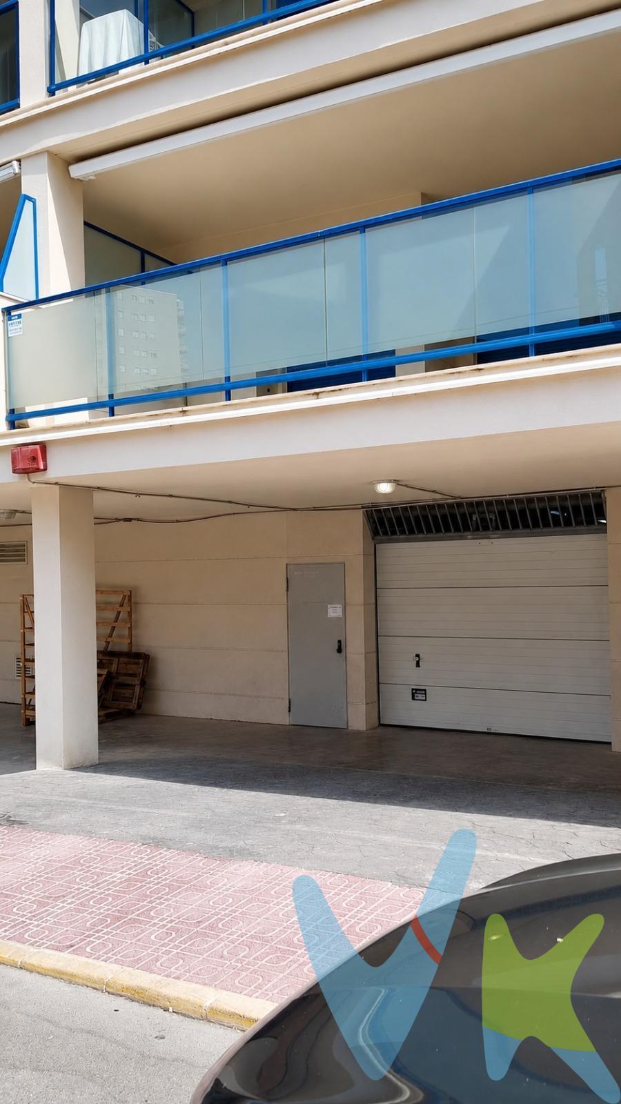 Ref. 1880_¿Buscas un garaje cerrado en una excelente ubicación? Te presentamos este garaje tipo box situado en el Edificio Terrazas del Faro II, a pocos metros de la Playa de la Concha, una de las zonas más demandadas de Oropesa del Mar. Con una superficie construida de 19,91 m² y 17,80 m² útiles, este garaje ofrece un espacio amplio y cómodo, con unas dimensiones de **6,55 x 2,72 metros, ideal para estacionamiento y para disponer de espacio adicional de almacenamiento. . La propiedad se encuentra en muy buen estado de conservación, lista para su uso inmediato, lo que la convierte en una excelente opción tanto para uso particular como para inversión. NOTA INFORMATIVA DE ATENCIÓN A LA CLIENTELA. (LEY 10/2025 de 28 de diciembre):. En cumplimiento de las obligaciones de información previstas en la Ley 10/2025, de 28 de diciembre, de servicios de atención a la Clientela y transparencia, cuyo contenido completo puede consultar en el siguiente enlace al Boletín Oficial del Estado: https://www.boe.es/eli/es/l/2025/12/26/10 se informa que el precio anunciado no incluye los impuestos, tasas y gastos derivados de la compraventa, los cuales se describen a continuación:. - Impuesto sobre Transmisiones Patrimoniales (ITP): Se aplicará el tipo impositivo vigente en la Comunidad Autónoma donde esté ubicado el inmueble, en el caso de la Comunidad Valenciana, con carácter general el 10%, sin perjuicio de tipos reducidos aplicables según las circunstancias personales del Comprador o las características del inmueble. El impuesto se devenga sobre el mayor valor entre el Valor de Referencia Catastral o el precio de venta de la Escritura de Compraventa. Para una información pormenorizada sobre tributación, tipos impositivos y bonificaciones del ITP, puede consultar el portal oficial de la Agencia Tributaria Valenciana (ATV) en el siguiente enlace: https://atv.gva.es/es/itpajd. - Gastos de Notaría: Los honorarios notariales se calcularán conforme al arancel oficial regulado en el Anexo I, del Real Decreto 1426/1989, de 17 de noviembre, por el que se aprueba el arancel Notarial. - Gastos de Registro: Los honorarios del Registrador de la Propiedad correspondientes a la inscripción en el Registro de la Propiedad competente se calcularán según el arancel oficial establecido en el Anexo I, del Real Decreto 1427/1989, de 17 de noviembre, por el que se aprueba el arancel de los Registradores de la Propiedad. -Tasas de expedición de Cédulas de Segunda Ocupación, tasas y/u honorarios de profesionales por expedición de boletines de instalación de agua, luz o gas, así como el coste de las altas de dichos suministros, si no estuviesen ya contratados. - Gastos de Gestión en caso de adquisición mediante financiación hipotecaria: Los honorarios por la tramitación administrativa, liquidación de impuestos e inscripción en el Registro de la Propiedad serán calculados por la Gestoría designada por la Entidad Bancaria hipotecante de los inmuebles. - Honorarios Agencia del Vendedor: No están incluidos en el precio de venta. -Honorarios Agencia del Comprador: La Agencia informará al Cliente del coste de sus honorarios. 