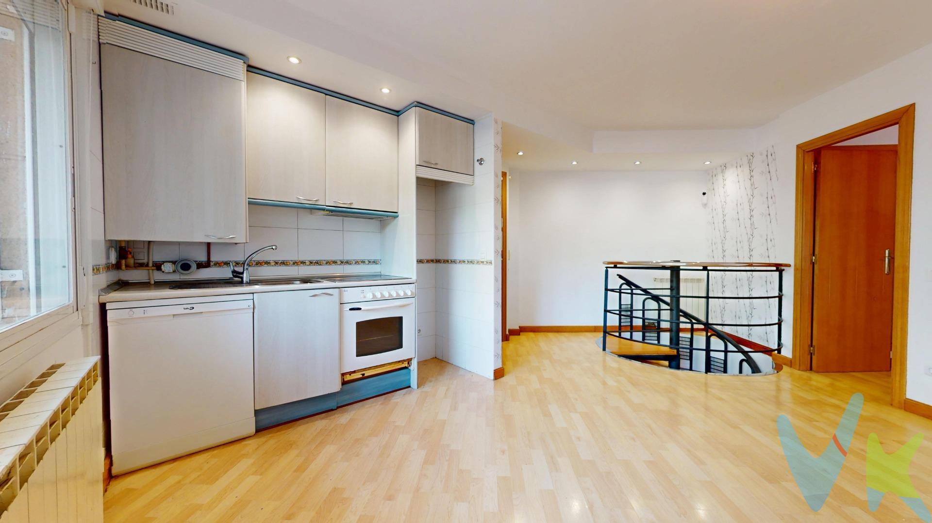 En una de las zonas con más personalidad de Torrero, en la calle Jenaro Checa, junto al Canal Imperial de Aragón y parque José Antonio Labordeta, encontramos este acogedor apartamento que combina comodidad, tranquilidad y un pequeño gran secreto… ✨. La vivienda se encuentra en una finca construida en 2001 y cuenta con una distribución cómoda y funcional. Dispone de un dormitorio con armario empotrado, un baño y un luminoso espacio de salón-cocina, pensado para disfrutar del día a día con todo lo necesario. Pero lo realmente especial de este apartamento está justo debajo… 💫. Desde el salón, una bonita escalera de caracol nos conduce a una estancia inferior que aporta un valor añadido difícil de encontrar. Dispone de ventilación y toma de agua, lo que abre un abanico de posibilidades para adaptarla a tus necesidades. 🍷 ¿Te imaginas una bodega privada para reunirte con amigos?. 💻 ¿Un estudio, rincón creativo o despacho donde trabajar tranquilamente?. 🛏️ ¿Un espacio adicional para invitados o zona de almacenaje?. 🛋️ ¡O incluso crear un salón acogedor!. Tú decides cómo aprovechar esos metros y convertirlos en ese espacio que siempre habías querido tener. Y todo ello en una ubicación privilegiada, rodeado de zonas verdes y con la comodidad de tener Zaragoza al alcance. 🌿. Un apartamento diferente, acogedor y con ese punto especial que lo convierte en una oportunidad para quienes buscan algo más que una vivienda: un hogar con posibilidades. ❤️. Ven a descubrirlo y deja que sea el espacio el que te inspire. ***NOTA HISTÓRICA: Jenaro Checa fue un destacado ingeniero de caminos, canales y puertos español que desempeñó un papel fundamental en el desarrollo industrial y urbanístico de la ciudad de Zaragoza. *****Gastos e impuestos no incluidos. A título orientativo, en segundas transmisiones, el comprador abonará: Impuesto sobre Transmisiones Patrimoniales (ITP), tipo general en Aragón al 8% (*). Base de cálculo: mayor valor entre precio de compraventa o valor de referencia catastral. Gastos de Notaría y Registro: Aranceles variables según precio, número de copias y complejidad; cálculo según tarifas normativas. Si se precisa hipoteca: Tasación, condiciones y costes bancarios según entidad elegida por el comprador; así como gastos de gestoría y cualesquiera otros inherentes a la compraventa. No se incluyen otros gastos o tributos que puedan por Ley corresponder al comprador. Operación sujeta a doble mediación. Existen honorarios a cargo del comprador, salvo pacto en contrario, no incluidos en PVP. El consumidor conforme a la normativa vigente podrá solicitar información y documentación adicional relativa al inmueble, sus características, condiciones de la operación y del servicio de mediación en la oficina y/o a través de nuestro teléfono de contacto o mail. La agencia actúa exclusivamente como intermediaria en la compraventa, cuyas condiciones, en todo caso, estarán sujetas a la aceptación expresa del vendedor del inmueble y posterior formalización del contrato. La información suministrada se corresponde con la disponible a la fecha de publicación, pudiendo variar en función de las circunstancias o actualizaciones legales, contractuales y fiscales. Anuncio de carácter meramente informativo. Para una información exhaustiva sobre el funcionamiento, tipos impositivos y bonificaciones del ITP en Aragón, puede consultar el portal oficial de la Agencia Tributaria Autonómica. Tarifas notariales y registrales reguladas en el Anexo I del Real Decreto 1426/1989 y Anexo I del Real Decreto 1427/1989, respectivamente. Anuncio no vinculante, puede contener errores.