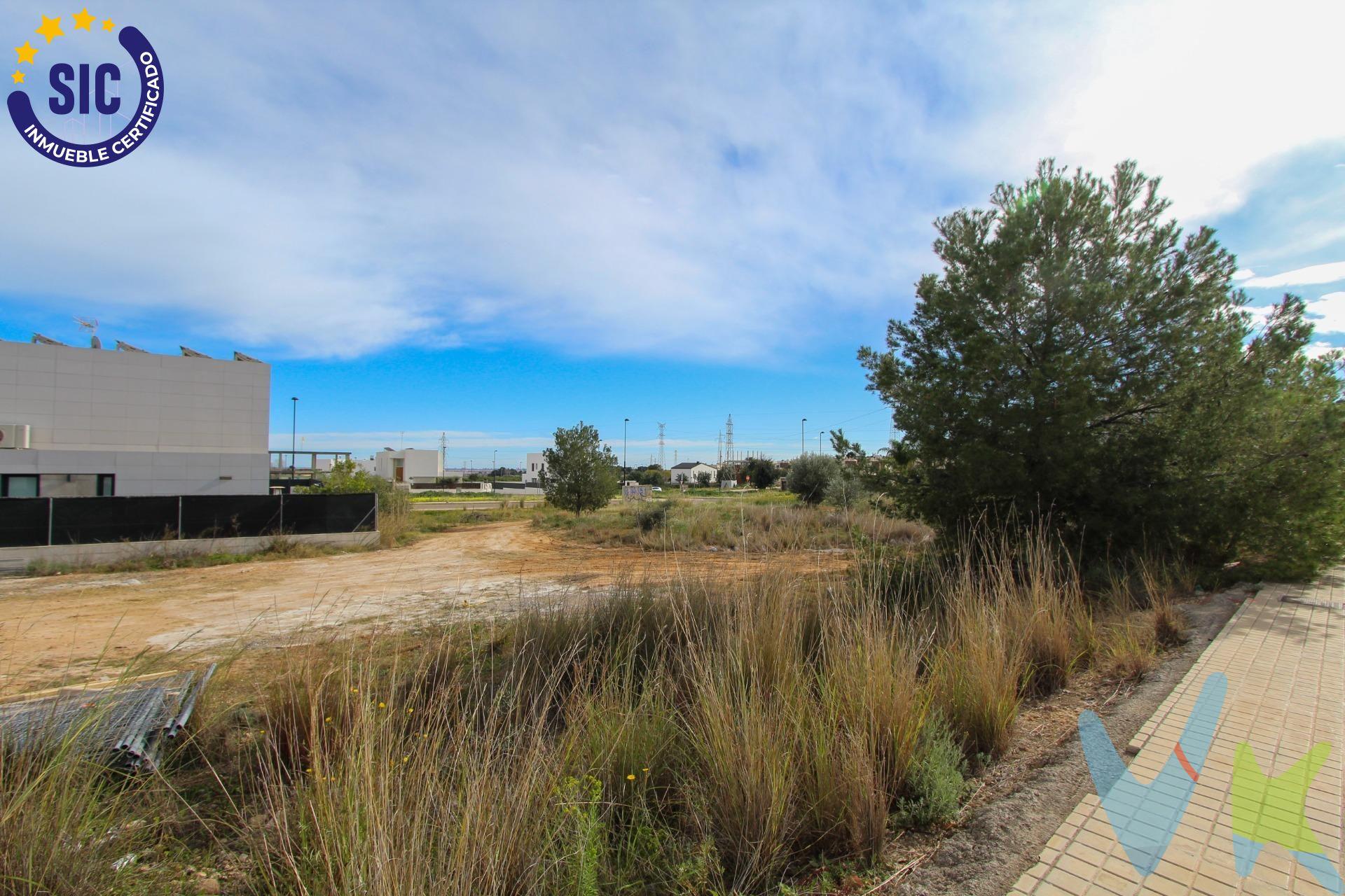 Se vende un terreno urbano ubicado en Calle Garellano 47, Suelo P-212 [M7], en la prestigiosa zona de El Vedat - Parque Marchadella, en Torrent. Este terreno ofrece la posibilidad de construir una vivienda a medida en un entorno tranquilo, seguro y rodeado de naturaleza, ideal para quienes buscan calidad de vida sin renunciar a la cercanía con la ciudad. La zona es residencial y exclusiva, con amplias calles, zonas verdes y un ambiente familiar. Solar de uso residencial familiar; Le corresponde una edificabilidad de doscientos setenta metros treinta decímetros cuadrados. Coeficiente de adjudicación: 0’38450%. Características del terreno y la ubicación:. Terreno urbano, con todas las facilidades para construir. Ubicado en una de las mejores zonas de El Vedat - Santa Apolonia, conocida por su tranquilidad y prestigio. Excelente conectividad con el centro de Torrent y Valencia, tanto en coche como en transporte público. Cerca de servicios esenciales, como supermercados, colegios, centros deportivos, restaurantes y zonas de ocio. Rodeado de espacios naturales y rutas para senderismo, ideal para los amantes de la naturaleza. Urbanización consolidada con vecinos residentes durante todo el año. Este terreno es una oportunidad única para construir la casa de tus sueños en un entorno exclusivo y con todas las comodidades. La descripción del presente inmueble e imágenes tienen mero carácter informativo y en ningún caso carácter contractual, pudiendo ser modificados por la inmobiliaria comercializadora sin que ello implique responsabilidad alguna frente a terceros. En el precio de venta a público, esta propiedad NO incluye los gastos de adquisición (Notario, registro, gestión, honorarios, etc…).