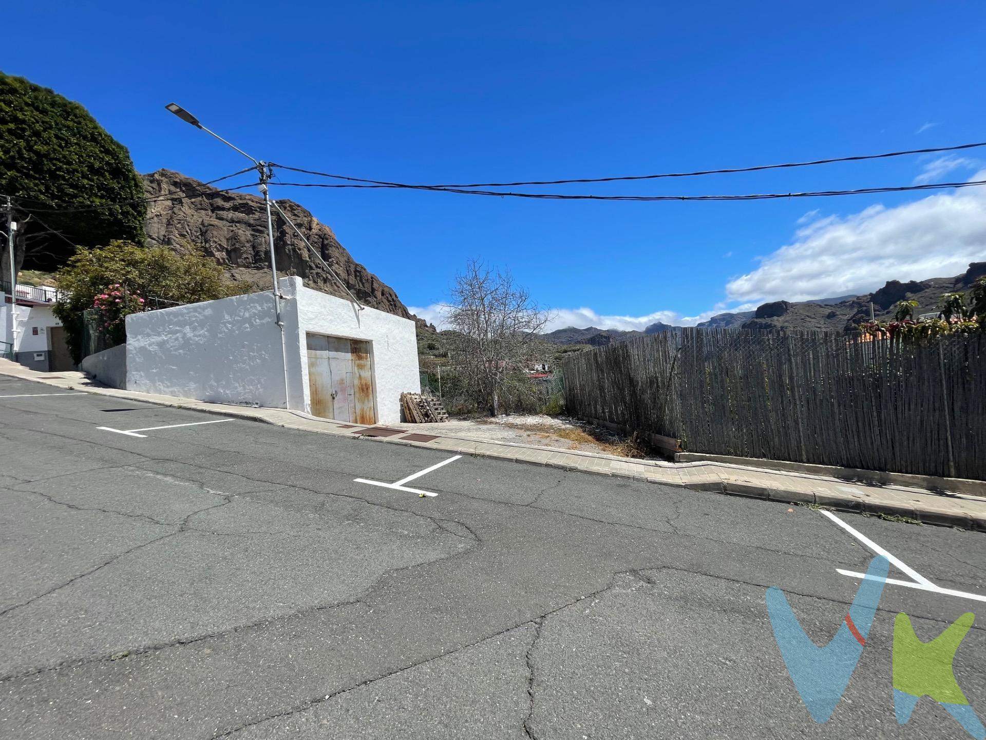 Presentamos esta oportunidad de adquirir un terreno urbano con edificación en la  tranquila zona de Barranquillo Andrés. . Su ubicación privilegiada, justo al lado de la iglesia y con un parque infantil a escasos metros, lo convierte en un lugar con gran potencial. Este terreno llano se encuentra vallado y delimitado y cuenta con una edificación que aunque necesita de reforma ofrece grandes posibilidades y una excelente oportunidad para diseñar y construir la vivienda de tus sueños aprovechando la estructura existente o para desarrollar un nuevo proyecto desde cero. Cuenta con una parcela de  473 metros cuadrados  y dispone de alcantarillado y conexión a la red eléctrica listos para dar de alta ademas del acceso al agua por horarios establecidos. . No dejes pasar esta oportunidad con múltiples posibilidades en una ubicación excelente. ¡Ideal para familias o inversores!!. *Visitas a la propiedad*: Todos los interesados en ver la propiedad deberán presentar un documento de identificación válido, como DNI, NIE o pasaporte, antes de la visita. Además, se requerirá que firmen una hoja de visita al ingresar a la propiedad. INFORMACION ADICIONAL:. - El precio de venta no incluye impuestos ni gastos de compraventa, como el Impuesto de Transmisiones Patrimoniales (6.5% o 1% en el caso de primera transmisión más IGIC correspondiente en este último caso), honorarios del Registro de la Propiedad, notaría y gestoría. - La información sobre la propiedad está sujeta a posibles errores y cambios involuntarios. 