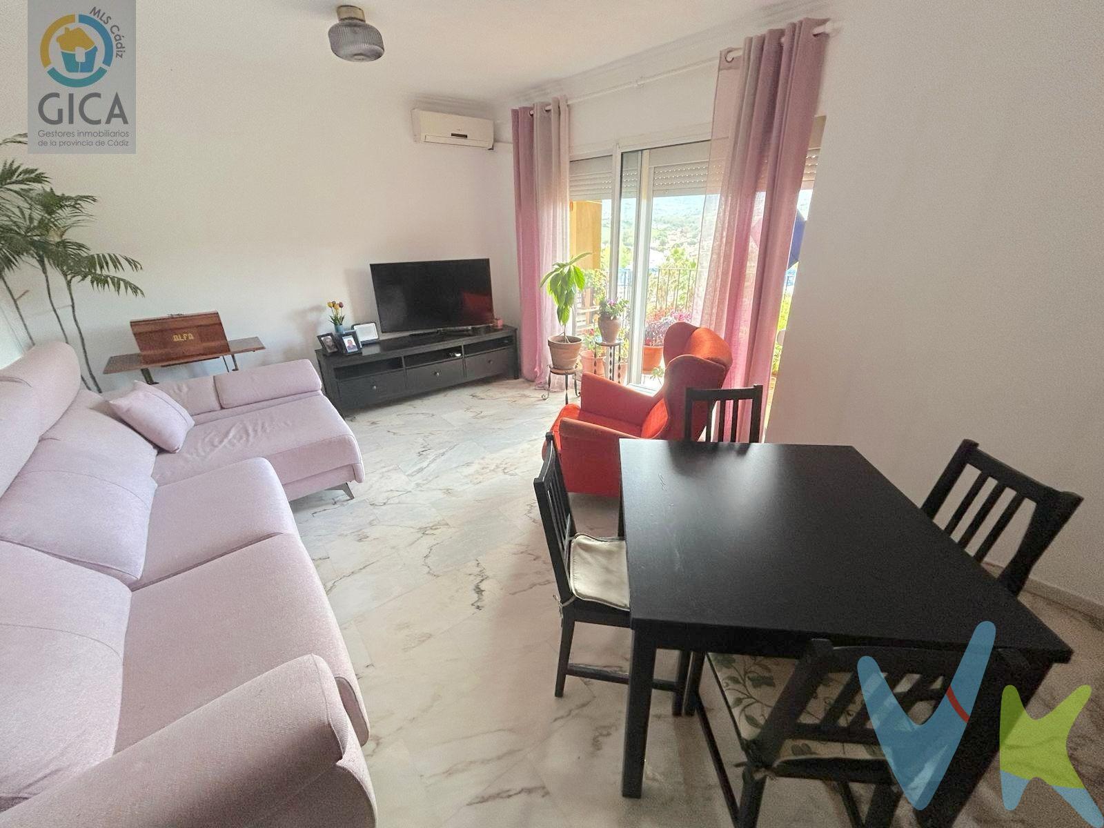 Vivienda de 3 dormitorios con plaza de garaje y trastero en Avenida Virgen de la Palma, Algeciras. Se ofrece en venta esta amplia vivienda situada en la Avenida Virgen de la Palma, en una de las zonas más consolidadas de Algeciras, con acceso a una amplia variedad de servicios, comercios y comunicaciones. El inmueble cuenta con 103 m² de superficie construida y 87 m² útiles, y se encuentra en buen estado de conservación, permitiendo su ocupación sin necesidad de realizar reformas. Su orientación oeste favorece la entrada de luz natural y aporta luminosidad y confort a las distintas estancias de la vivienda, las cuales son todas exteriores. La distribución consta de tres dormitorios, dos de ellos con armarios empotrados vestidos,  dos cuartos de baño, uno con plato ducha y otro con bañera, ambos completos, cocina independiente y lavadero con termo eléctrico y un gran salón con terraza con unas vistas inmejorables ofreciendo una configuración funcional y adecuada tanto para uso familiar como para quienes necesiten disponer de espacios adicionales. La propiedad incluye plaza de garaje privada y trastero, dos elementos que aportan un valor añadido y mayor comodidad en el día a día. Por sus características, ubicación y distribución, se trata de una vivienda adecuada tanto como residencia habitual como inversión. Información sobre las fotografías: las imágenes publicadas pueden no corresponder exactamente con el estado actual de la vivienda, ya que el mobiliario mostrado no se encuentra actualmente en el inmueble. La cocina sí se entrega completamente equipada. Para más información o para concertar una visita, no dude en ponerse en contacto con nosotros. ------------------------------------------------------. Transparencia de precio, impuestos y honorarios:. El precio publicado corresponde únicamente al precio de venta del inmueble y no incluye impuestos, gastos de compraventa ni honorarios a cargo del comprador. Impuestos: ITP o IVA+AJD (según la naturaleza de la transmisión). En Andalucía, en segundas transmisiones el ITP es 7% con carácter general, pudiendo aplicarse tipos reducidos (6% o 3,5%) si se cumplen requisitos. Base del impuesto: con carácter general, la base será la mayor entre el precio declarado y el valor de referencia (según normativa aplicable). Gastos de compraventa: notaría, registro y, en su caso, gestoría (desde 2.000€ orientativo, según operación). Honorarios comprador (no incluidos): 3% + IVA, con mín. 3.500€ + IVA si precio < 115.000€. Se informan y aceptan por escrito (hoja de encargo/servicios) antes de la visita y de cualquier gestión vinculada a la compra. Ficha informativa (Decreto 218/2005), a disposición del interesado. Fuentes oficiales: información tributaria y valor de referencia disponibles en fuentes oficiales de la Junta de Andalucía y se facilitan a quien lo solicite.