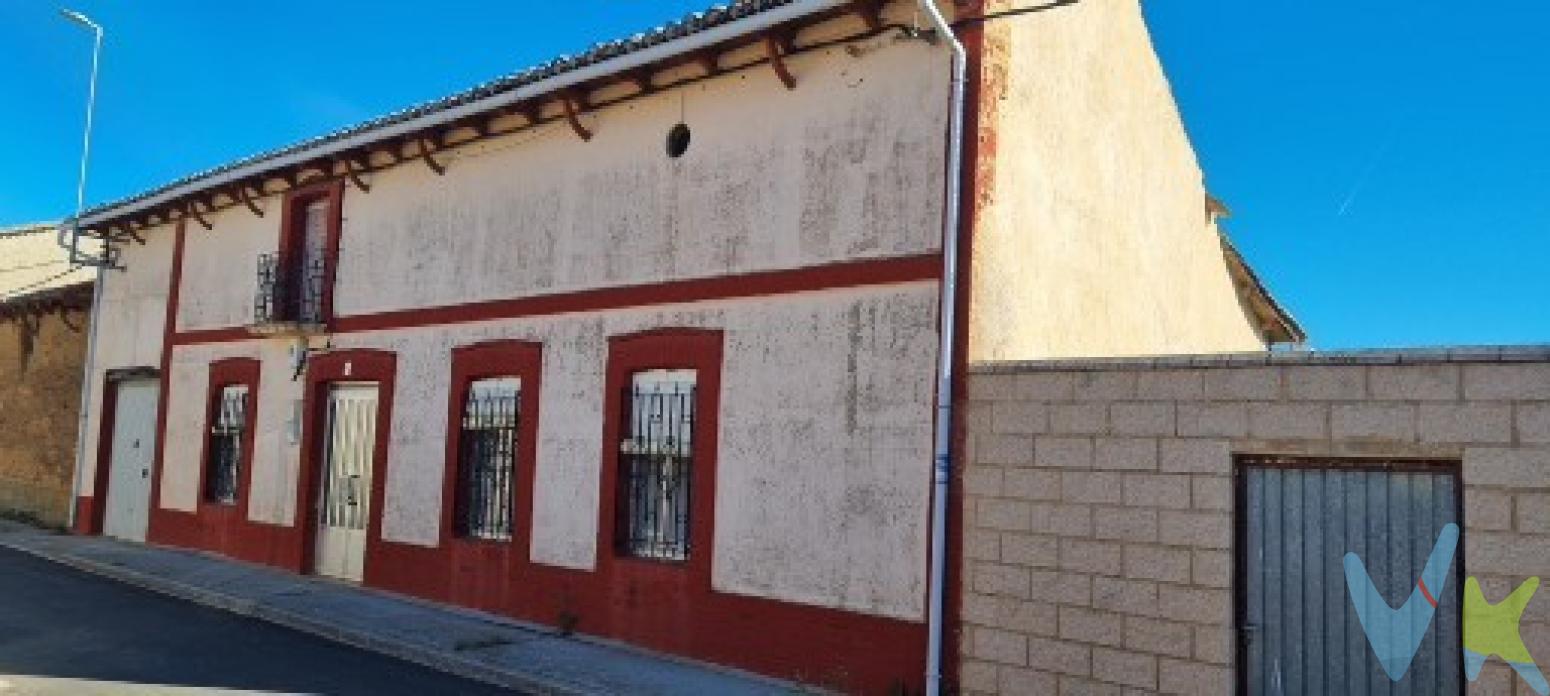 Ponemos a la venta una casa que puede ser realmente su oportunidad. La casa tiene 4 habitaciones , salón , comedor con chimenea , cocina y un aseo. Se ha reformado hace unos años y el estado es bueno. A través de una bonita y clásica puerta de cuarterón se accede al patio, el cual tiene muchas posibilidades: Se puede montar una piscina, una zona de comidas y meriendas a media tarde, un lugar ideal para disfrutar de la familia y amigos.Anexo a la casa tiene un pajar , lugar ideal para reformar y aumentar la volumetría de la casa. En el patio tenemos una zona de garaje y una amplia barbacoa realizada de obra. La parte alta de la casa tiene zona para almacenaje , dos habitaciones  Tiene luz y agua. Contamos con más de 35 años de experiencia acreditada y nuestro objetivo es garantizarle un servicio de compra humano, ético, de calidad, fácil y seguro. Nuestro equipo lo integran agentes con la titulación AIR (Agente Inmobiliario Registrado), somos CRS (Council of Residential Specialist) y API. (Agente de la Propiedad Inmobiliaria Colegiado nº248). Contamos con un seguro de Caución que nos permite garantizar el depósito de las cantidades entregadas por nuestros clientes.Te ayudamos con la financiación con las mejores condiciones hipotecarias hasta el 100%.Consulte en nuestras reseñas de Google lo que opinan los clientes que ya han trabajado con nosotros.Contacta hoy mismo para concertar una visita. No dejes pasar esta oportunidad de adquirir el hogar de tus sueños en una de las ciudades más atractivas y pujantes del norte de España. Estamos convencidos de que te encantará. ¡Esperamos verte pronto!No lo dude el precio es único. Llámenos y se lo enseñaremos gustosamente. EL PRECIO NO INCLUYE IMPUESTO DE TRASMISIONES PATRIMONIALES, NOTARIA Y REGISTRO.