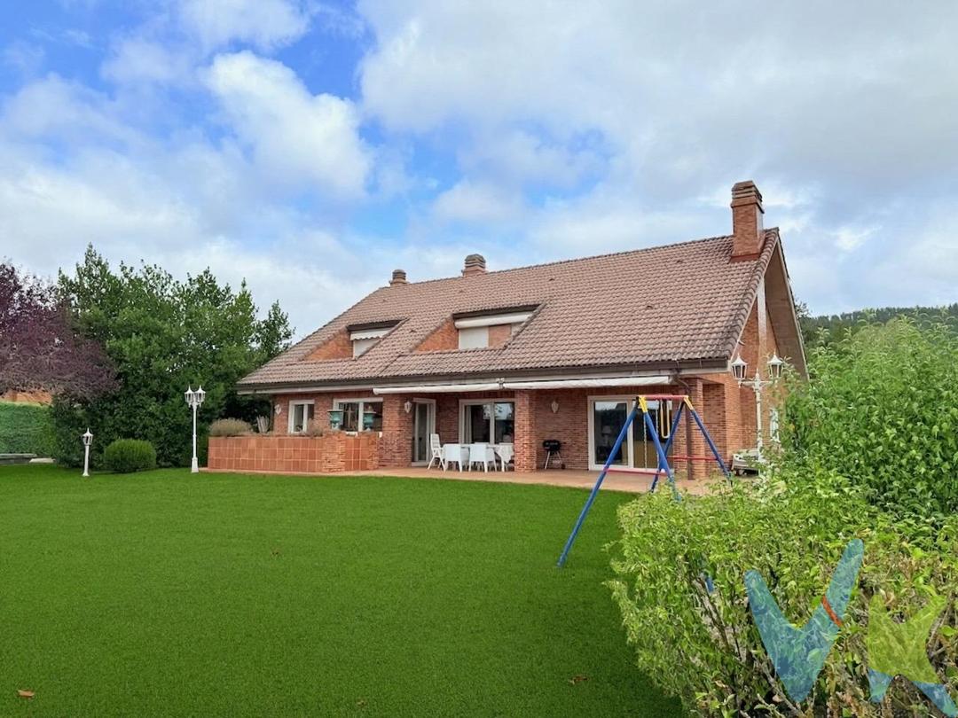 Aquí tienes la vivienda de tus sueños. A 10 mn de Pamplona, podrás disfrutar de un estilo de vida de lo más entrañable, seguro y en harmonía con la naturaleza. Te presentamos el mejor chalet de toda la urbanización de Alzuza II, construido en una doble parcela de unos 2.300 m2, domina todo el complejo y dispone de magníficas vistas al valle de EgüesEl chalet de 479 m2 construidos y 413 m2 útiles, en 3 plantas, tiene la siguiente descripción:.Planta baja de 200 m2 útiles compuesta de un elegante hall de entrada con escalera y suelos de mármol dando acceso directo a todas las plantas y diferentes estancias de la misma planta, un hermoso estar - comedor con chimenea y salón de lectura de un total de 61 m2, con salida directa al porche de la vivienda donde te espera la barbacoa para disfrutar comiendo o cenando en familia o con tus amigos, una lujosa cocina de 26 m2 totalmente equipada y amueblada con acceso directo al comedor y también al porche, una zona auxiliar con lavadora, secadora y armarios para la ropa, el cuarto de caldera y mandos, un aseo y el garaje de 32 m2 para 2 cochesPlanta primera de 118 m2, con su habitación principal de 26 m2, su baño en suit de unos 5,5 m2 y una terraza de 7,5 m2 con vistas a los montes, 2 habitaciones de unos 13 m2 cada una con acceso a otra terraza de 8,5 m2, un baño común para dar servicio a esos 2 dormitorios, y otro dormitorio de 23 m2 con su baño de 5 m2Planta semi-sótano de 95 m2, compuesta de un magnífico txoko de 37 m2 con chimenea, cocina y bodega, un dormitorio de 15 m2 con su baño de unos 5 m2, un cuarto con sauna, bañera jacuzzi y su ducha, dos trasteros y un aseo. .Esta planta tiene un acceso independiente desde el exterior de la casa para que tus invitados puedan entrar cómodamente a las comidas o cenas del txoko y no tengan que entrar por la vivienda. Todas los materiales son de primera calidad. Suelos de parquet, mármol y grès. Pintura plástica lisa. Sistema eléctrico de apertura y cierre de persianas, ventanas de PVC con rotura de puente térmico y cristal climalit. Alarma. .Tiene sistema de ACS de gas natural con circuitos independientesDispone de riego automático para el jardinEl valor añadido de esta casa a parte de su situación en la urbanización y sus vistas al Valle de Egües, es el hecho que su parcela de 2.300 m2 es divisible para poder hacer otra vivienda si se quiereLa urbanización de Alzuza II es de la más exclusiva y valorada de la comarca de Pamplona, con vigilancia y seguridad, con instalaciones deportivas privadas como piscina cubierta, pistas de tenis y padel, grandes zonas verdes donde tus hijos podrán jugar y disfrutar tranquilamente sin ningún peligro. .Está muy bien comunicada con Pamplona. Ubicada a 5 mn del Centro Comercial de Itaroa, del Colegio British de Gorraiz y de todos los servicios del municipio de Huarte¡No dejes pasar esta oportunidad, no volverá a salir!
