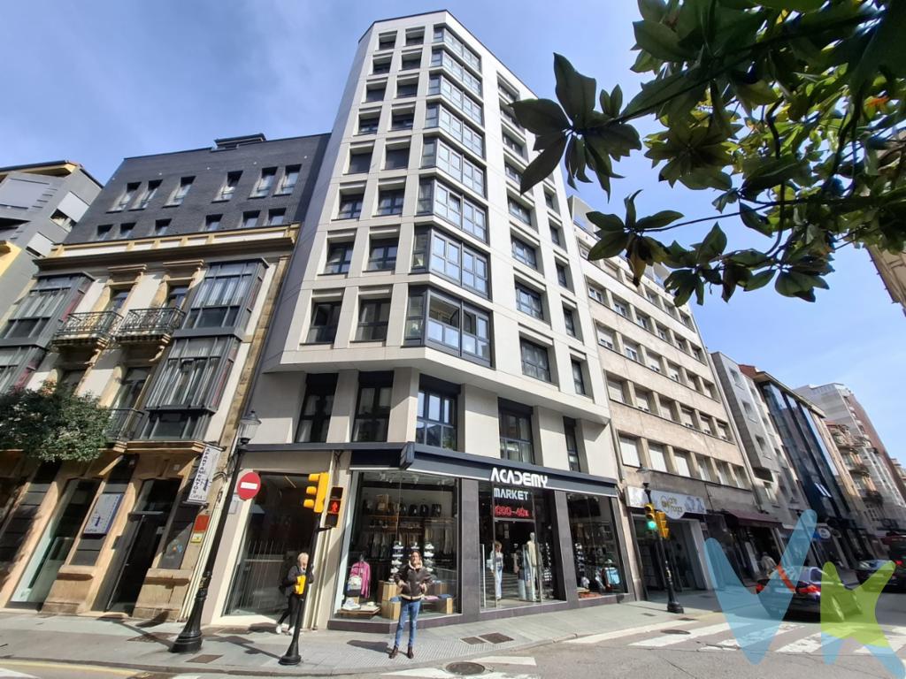 **Oportunidad única en el corazón de Gijón!**Le presentamos este magnífico piso ubicado en el  centro de Gijón,  propiedad de ensueño con todas las comodidades necesarias para disfrutar de la vida urbana al máximo. Esta espaciosa vivienda cuenta con una superficie útil de 130 metros cuadrados, lo que le ofrece un amplio espacio para que su estancia sea lo más cómoda posible. Situado en una ubicación inmejorable, este inmueble le permite vivir en el núcleo de la ciudad sin renunciar a la tranquilidad que ofrece un hogar de estas características.Al ingresar a esta encantadora vivienda, será recibido por una distribución que optimiza cada metro cuadrado, destacando sus cuatro habitaciones que ofrecen el espacio perfecto para el descanso y el almacenamiento. La luz natural  que preside un amplisimo salón-comedor crea un ambiente cálido y acogedor que le hará sentir en casa desde el primer momento. El piso dispone de dos puertas de acceso, la principal da acceso a un amplio distribuidor y otra que accede directamente a la cocina.El piso cuenta con tres baños, uno se encuentra en la habitación principal suite, el otro baño completo da servicio al resto de habitaciones y además cuenta al lado de la cocina con una habitación que dispone de otro más pequeño.  La ubicación de este inmueble es simplemente excepcional. Al estar en el centro de Gijón, usted tendrá a su disposición una amplia variedad de servicios locales, restaurantes, tiendas y bares a corta distancia, permitiéndole disfrutar de la vitalidad de la ciudad sin necesidad de desplazamientos largos. A la hora de hablar de conveniencia, este piso no se queda atrás. Ubicado en la segunda planta del edificio, tiene la ventaja de contar con ascensor, lo que facilita el acceso y añade un plus en cuanto a comodidad, especialmente para aquellos que piensan en su nuevo hogar para el largo plazo.Esta es una opción irresistible tanto para quienes buscan un nuevo hogar como para aquellos que evalúan una inversión en un área de alta demanda. No deje pasar esta oportunidad de vivir en el corazón de Gijón, en un piso espacioso, moderno y excelentemente ubicado. Le invitamos a visitar esta propiedad para experimentar de primera mano la comodidad y el estilo de vida que solo un lugar como este puede ofrecerle.¡No espere más! Visítenos y descubra todo lo que este inmueble tiene para brindarle!.Según la Ley 10/2025, de 28 de diciembre, se informa que los gastos e impuestos que conlleva la adquisición no están incluidos en el precio indicado:El vendedor asume la plusvalía y el resto de gastos son del comprador.No se cobran honorarios a la parte compradora.Segundas transmisiones, el comprador abona el Impuesto sobre Transmisiones Patrimoniales (ITP). Puede consultar toda la información en el siguiente enlace: https://sede.tributasenasturias.es/sites/sede/default/es_ES/Que-quieres-hacer/Transmisiones-Patrimoniales-y-AJD. La base imponible que se toma para el cálculo será el mayor valor entre precio de compraventa, tasación o valor de referencia catastral.El comprador escoge la notaría. Los gastos de Notaría están regulados en el Anexo I, del Real Decreto 1426/1989, de 17 de noviembre, por el que se aprueba el arancel Notarial y los gastos de Registro según el arancel oficial establecido en el Anexo I, del Real Decreto 1427/1989, de 17 de noviembre, los aranceles varían en función del precio, número de copias y complejidad. Los gastos de Gestoría por la tramitación administrativa de la compraventa, presentación, liquidación de impuestos y la inscripción en el Registro de la Propiedad, serán de la parte compradora, en caso de que decida encargar dichos trámites a un profesional, su importe varía en función del profesional o entidad designada para su realización. Si el comprador necesita préstamo hipotecario, la tasación, condiciones y costes bancarios según entidad elegida por el comprador; así como los gastos de gestoría y cualesquiera otros inherentes a la formalización de la compraventa serán de su cuenta, salvo pacto expreso en contrario con el vendedor..Honorarios de intermediación inmobiliaria a cargo del vendedor.Conforme a la normativa vigente, el consumidor tiene derecho a disponer de información, documentación y condiciones de la compraventa relativa al inmueble, en la sede física de Los Arcos 98, SL en Avenida de la Costa, nº 53  bajo en Gijón, o a través de nuestro correo electrónico, inmobiliaria@grupolosarcos.es. La agencia actúa exclusivamente como intermediaria en la operación, las condiciones de la compraventa están sujetas a la aceptación expresa del vendedor y a la posterior formalización del correspondiente contrato. El presente anuncio es meramente informativo y la información facilitada corresponde a la disponible en la fecha de publicación, pudiendo variar en función de circunstancias legales, contractuales o fiscales.