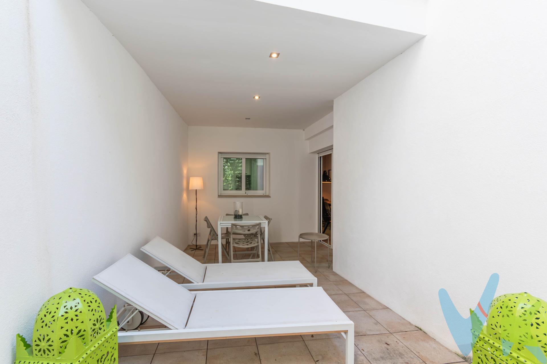 Esta espectacular planta baja, totalmente reformada con acabados de alta calidad, está situada en una de las calles más bonitas, tranquilas y emblemáticas de Sitges, combinando a la perfección confort, funcionalidad y encanto mediterráneo. La vivienda se distribuye de manera práctica y acogedora. Al entrar, encontramos un amplio recibidor con grandes armarios empotrados, ideales para almacenamiento y organización. Dispone de dos dormitorios, uno de ellos en suite con baño completo con bañera, una elegante zona vestidor y un segundo baño con ducha. El amplio salón-comedor tiene salida a un precioso y tranquilo patio interior, perfecto para disfrutar de momentos de relax. La cocina, independiente y moderna, cuenta con un práctico cuarto lavadero. Además, la propiedad incluye una terraza a pie de calle, donde se podría aparcar cómodamente una moto, añadiendo un plus de comodidad. Dispone de sistema de climatización por conductos, que garantiza una temperatura ideal durante todo el año. Ubicada en pleno corazón de Sitges, esta vivienda se encuentra a pocos minutos andando del mar, rodeada de historia, cultura y una vibrante vida social y gastronómica. Sitges es conocida por su calidad de vida, sus playas, su casco antiguo lleno de encanto y su ambiente cosmopolita. Formando parte de la comarca del Garraf, la zona ofrece paisajes espectaculares entre el mar y la montaña, así como una excelente conexión con Barcelona, a tan solo 40 minutos en coche o tren. Además, su cercanía al Aeropuerto Internacional de El Prat, a solo 30 minutos, convierte a esta vivienda en una opción ideal tanto para residencia habitual como para segunda residencia o inversión. Una oportunidad única de vivir con estilo y comodidad en uno de los rincones más especiales de la Costa Mediterránea. *El precio no incluye impuestos (ITP, IVA y AJD), ni gastos de notario ni registro. *El precio no incluye el mobiliario, electrodomésticos y enseres que aparecen en las fotos. Ref: 11314 RM. . 