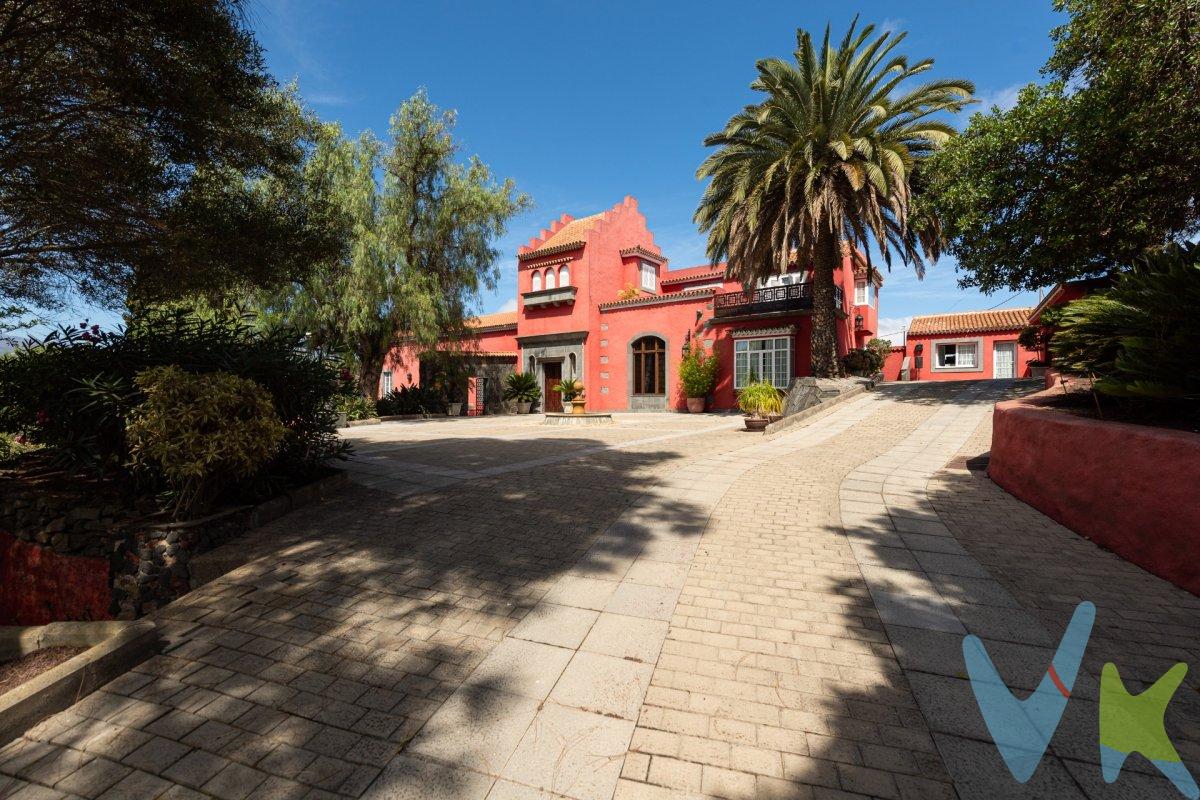 1. CASA PRINCIPAL.  .  1.1 - PARTE BAJA (tiene dos zonas):.  1.1.1 Zona noble: 2 salones principales con chimenea y televisión, dormitorio con baño completo, despacho con biblioteca. Entrada principal en mármol blanco y cantería de Arucas, capiteles de madera pintados en la decoración del techo. Altura de 5,42 metros en la entrada principal, escalera de mármol que conduce a los dormitorios, aseo, hall de entrada con chimenea de mármol de Carrara, comedor para 14 personas, techo a dos aguas en morera y otra sala de estar.  1.1.2 Zona de servicio: 1 dormitorio con baño, 1 pequeño comedor (6 comensales), cocina y zona de lavado y planchado, cocina familiar con despensa.  .  1.2 PLANTA ALTA: tiene una escalera de madera de morera, dormitorio principal con vistas y baño con mármol de carraca, vestidor, chimenea de madera, terraza con mesa y sillas, y balcón.  .  Dormitorio con vestidor y baño completo y armarios. Dormitorio con armarios y baño completo, todo en madera y mármol blanco.  .  2. ZONA EXTERIOR.  2.1 Aparcamiento para 10 coches en el exterior y 6 en el interior.  2.2 Anexo al cortijo, piso, donde actualmente se realiza el lavado y planchado. 2.3 Pista de baloncesto.  2.4 Huerto y zona de almacenaje y taller.  2.5 Bosque y jardín canario con esculturas de madera de caballo, árboles diversos, palmeras y todo tipo de plantas, trabajo realizado por un técnico paisajista.  2.6 Casa de invitados, actualmente oficinas, con baño: 1 despacho, sala de reuniones y oficina administrativa.  2.7 Bodega convertida en salón de celebraciones con cocina, 2 aseos, bar, comedor, discoteca y escenario, techo a dos aguas en madera de castaño y tea.  2.8 Zona de barbacoa para 70 comensales.  2.9 Cisterna de 480 metros cúbicos con una pequeña plaza.  2.10 Caballerizas para 4 caballos con sala de alimentación y guarnición y baño.  2.11 Zona de piscina con solárium y vestuarios masculino y femenino con aseos.  2.12 Cocina de la piscina con comedor.  2.13 Ermita restaurada con frescos y mampostería de piedra.  2.14 Cueva con mesa y barbacoa.  .  3. CUALIDADES DE LOS MATERIALES.  - Suelos de madera maciza de morera y techos de madera a dos aguas.  - Carpintería de aluminio anodizado blanco con rotura de puente térmico y doble acristalamiento.  - Muros perimetrales e interiores de cantería de Arucas y sillería de 72 cm de espesor.  - Toda la casa está revestida de corcho proyectado con propiedades aislantes e impermeabilizantes.  -Orientación Norte-Sur (sol todo el día).  -Videoportero (Fermax).  -Radiadores y aire acondicionado.  -Pavimento de mármol en la entrada y en la escalera.  -Iluminación en toda la casa (instalación realizada por el grupo Lledó).  .  .  