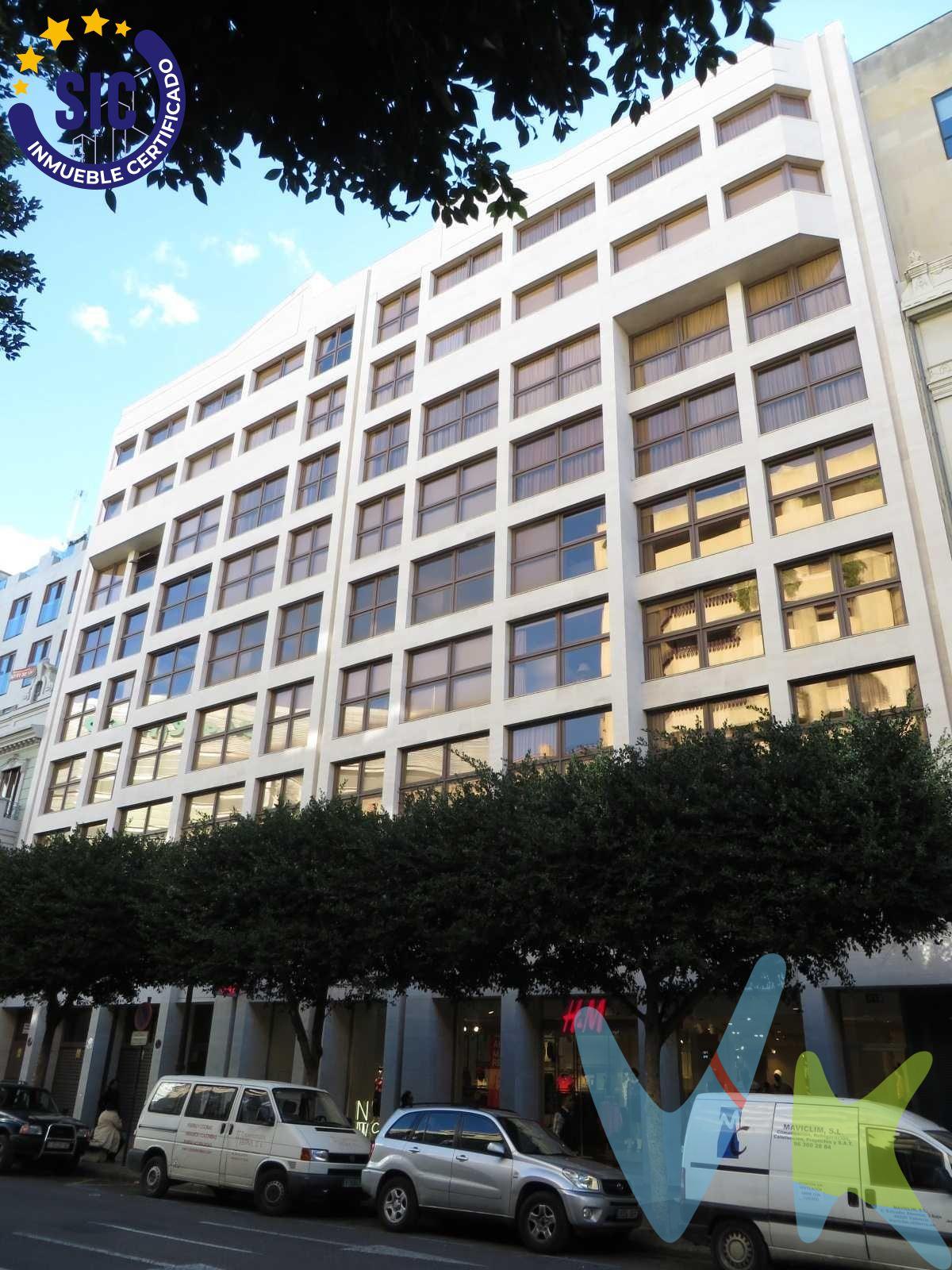 ¡Oportunidad! Plaza de Garaje en VENTA en el centro de ciudad, ubicada en la C/Colón nº 34, zona con alta demanda de plazas de aparcamiento. Está situada en un edificio construido en 1992 con vigilancia 24 horas. Es una plaza de 28 m2 para coche grande, dimensiones: 2,30x4,50 m de muy fácil acceso, cómoda, con rampas amplias de entrada y salida, puerta automática, puerta auxiliar de acceso directo a la calle y buen espacio para maniobras. Se encuentra en el segundo sótano. Aprovecha esta oportunidad de tener un espacio seguro y céntrico para tu vehículo. En el precio de venta al público de esta propiedad NO se incluyen los gastos de adquisición (Notario, registro, gestión, honorarios de inmobiliaria…). Por mandato expreso del propietario, comercializamos este inmueble en exclusiva, lo que le garantiza el acceso a toda la información, a un servicio de calidad, un trato fácil, sencillo y sin interferencias de terceros. Por este motivo, se ruega no molestar al propietario o a los vecinos. Muchas gracias por su comprensión. Si usted es agente inmobiliario y tiene un cliente para este inmueble, llámenos porque estaremos encantados de colaborar. La descripción del presente inmueble e imágenes tienen mero carácter informativo y en ningún caso carácter contractual, pudiendo ser modificados por la inmobiliaria comercializadora sin que ello implique responsabilidad alguna frente a terceros. En el precio de venta a público, esta propiedad NO incluye los gastos de adquisición (Notario, registro, gestión, honorarios, etc…). 