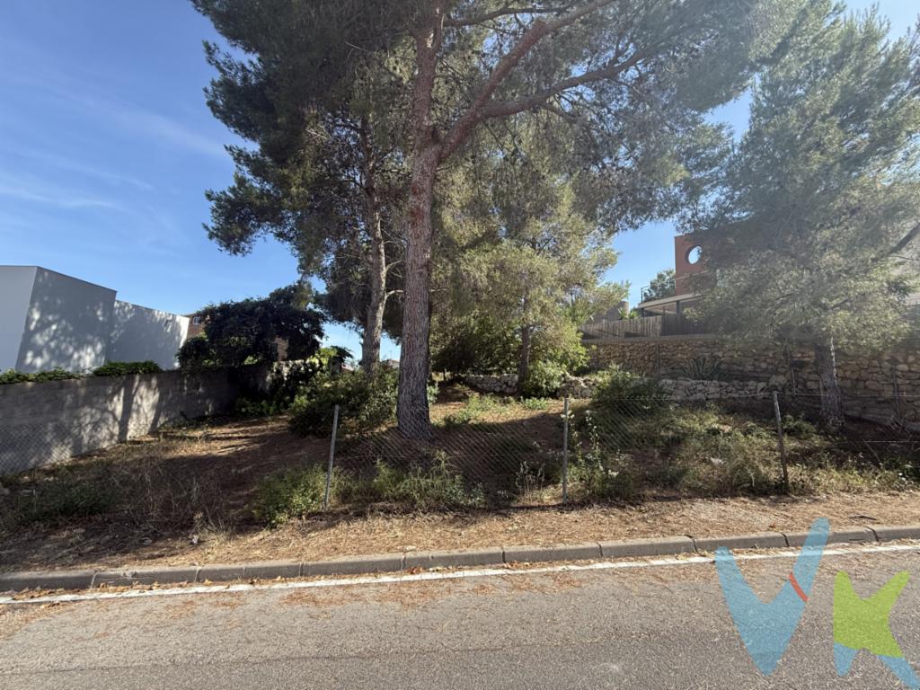 Parcela residencial urbanizable de 805 m² ubicada en la zona de Monnars  Boscos de Tarragona, en un entorno natural y tranquilo. Clasificada urbanísticamente como MUC R6 (residencial para viviendas aisladas o adosadas), ofrece la posibilidad de construir una vivienda unifamiliar aislada.La parcela presenta una orografía con pendiente ascendente moderada (aprox. 10%) desde la calle, En cuanto a los cerramientos, la fachada frontal dispone de una valla metálica de simple torsión, de carácter básico y actualmente sin puerta de acceso. Los laterales, sin embargo, ya están delimitados por las propiedades colindantes, con un muro de hormigón en un lado y un muro de piedra en el otro, lo que supone un ahorro importante en cerramientos.Ubicada en una calle completamente urbanizada, la parcela cuenta con todos los servicios básicos, incluyendo aceras y alumbrado público. Buena conexión con Tarragona y su entorno, en una zona residencial consolidada ideal para quienes buscan tranquilidad sin renunciar a la proximidad de la ciudad.IMPORTANTE: El inmueble tiene asignado un valor de referencia catastral (199.000 ), superior al precio de venta ofertado. De conformidad con la normativa vigente, dicho valor de referencia podrá ser utilizado por la Administración tributaria como base para la liquidación de los impuestos que graven la transmisión. El precio indicado corresponde al PVP (Precio de Venta al Público).Los gastos adicionales derivados de la compraventa como los de notaría, registro de la propiedad e Impuesto de Transmisiones Patrimoniales (ITP)no están incluidos en el PVP. Estos gastos pueden variar según el precio final de la operación y la normativa aplicable, ya que se calculan sobre la base imponible del valor de transmisión del inmueble.API: 659 AICAT: 2268 ANTONIO MIGUEL GIL LLABERIA  - VIVENDEX REUS PARTNERS SL