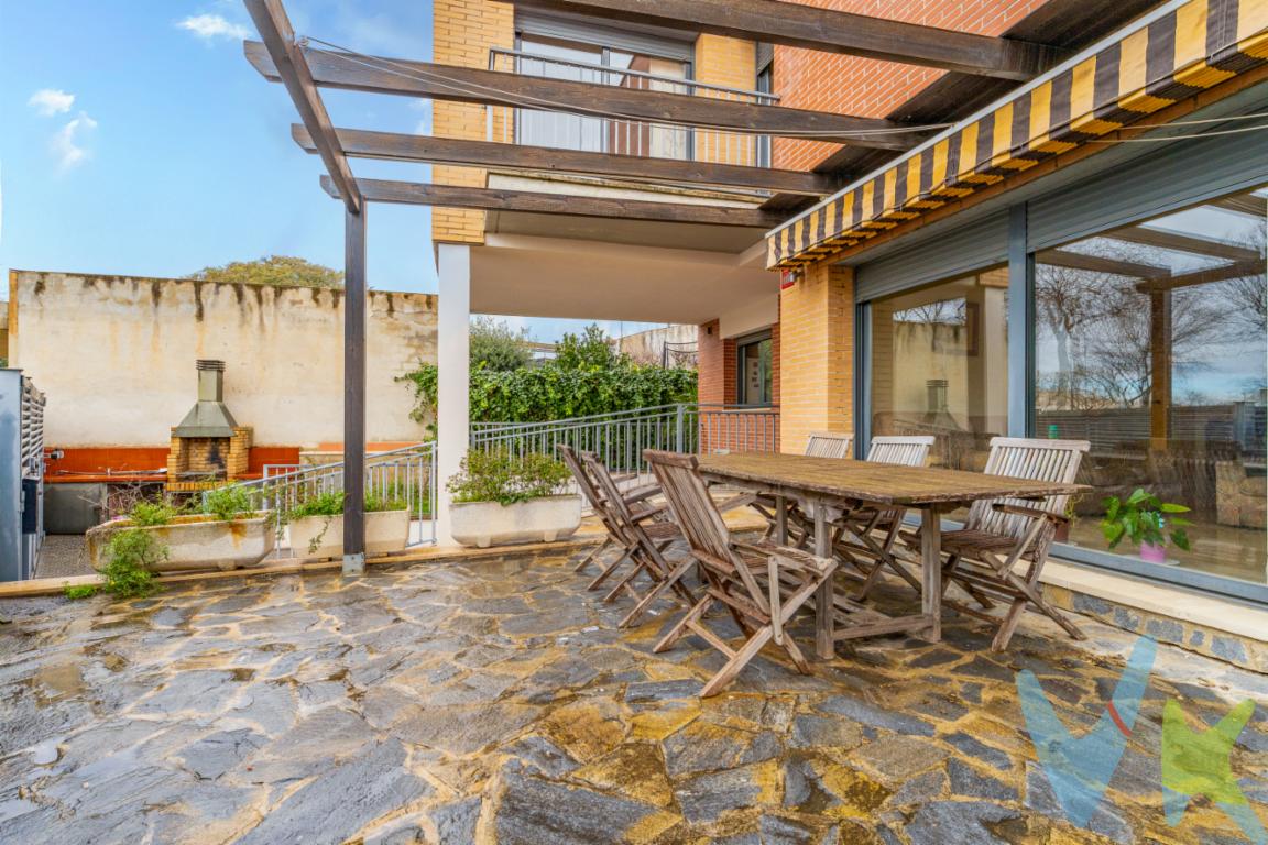 CASA CON ASCENSORHay hogares que no se buscan: te encuentran en cuanto cruzas el umbral.Al comprar una vivienda, siempre surge la duda: ¿merece la pena quedarse en el centro de la ciudad o es mejor apostar por las comodidades de vivir un poco más alejados? ¿Qué ventajas encontramos? Más tranquilidad, zonas verdes, facilidad para encontrar una finca nueva o seminueva, aparcamiento sencillo Suena bien, ¿verdad? Pues aquí vienen las buenas noticias: no hace falta salir de Reus para disfrutar de todo eso y más.En la zona de Ponent se encuentra esta elegante y amplia vivienda de 278 m² construidos, una oportunidad excepcional para quienes desean espacio, confort y una ubicación privilegiada. Desde el primer paso, un generoso hall de entrada anticipa la amplitud y armonía que definen cada rincón de la casa.El luminoso salón-comedor, bañado por la luz natural que entra a través de sus grandes ventanales, se convierte en el auténtico corazón del hogar: un espacio perfecto para compartir momentos en familia o con amigos. La cocina,  equipada, invita tanto a la creatividad culinaria como a los desayunos tranquilos en su acogedora zona destinada a ello. Su conexión fluida con el comedor facilita el día a día y convierte cualquier ocasión en algo especial.La vivienda dispone de cinco habitaciones amplias, exteriores y luminosas, diseñadas para garantizar privacidad y bienestar. Destaca el dormitorio principal en suite, un refugio de serenidad con baño privado de estilo contemporáneo, integrado en la propia habitación y con salida directa a un balcón, un rincón perfecto para disfrutar de la luz natural y de un momento de calma al empezar o terminar el día. En total, la casa cuenta con tres baños completos, modernos y funcionales.En cuanto a la comodidad, esta casa suma un valor añadido muy poco habitual: dispone de ascensor, una característica que facilita la vida diaria, mejora la accesibilidad y convierte cada planta en un espacio plenamente aprovechable para todos los miembros del hogar. Además, dispone de un amplio garaje, un extra imprescindible para quienes buscan comodidad, seguridad y tranquilidad a la hora de aparcar.El encanto continúa en sus espacios exteriores: además de un jardín privado, perfecto para veladas al aire libre, juegos infantiles o momentos de relax, la casa dispone de una terraza en la azotea, un rincón privilegiado donde disfrutar del sol, crear un espacio chill-out o simplemente contemplar la tranquilidad del entorno desde las alturas.Una propiedad así no es solo una inversión segura: es un hogar pensado para vivirlo plenamente. Si buscas equilibrio entre calidad de vida, confort y ubicación, esta casa en Reus te está esperando.El precio indicado corresponde al PVP (Precio de Venta al Público).Los gastos adicionales derivados de la compraventa como los de notaría, registro de la propiedad e Impuesto de Transmisiones Patrimoniales (ITP)no están incluidos en el PVP. Estos gastos pueden variar según el precio final de la operación y la normativa aplicable, ya que se calculan sobre la base imponible del valor de transmisión del inmueble.CH: CHT00105826XXX (disponible previa identificación)API: 659 AICAT: 2268 ANTONIO MIGUEL GIL LLABERIA  - VIVENDEX REUS PARTNERS SL 