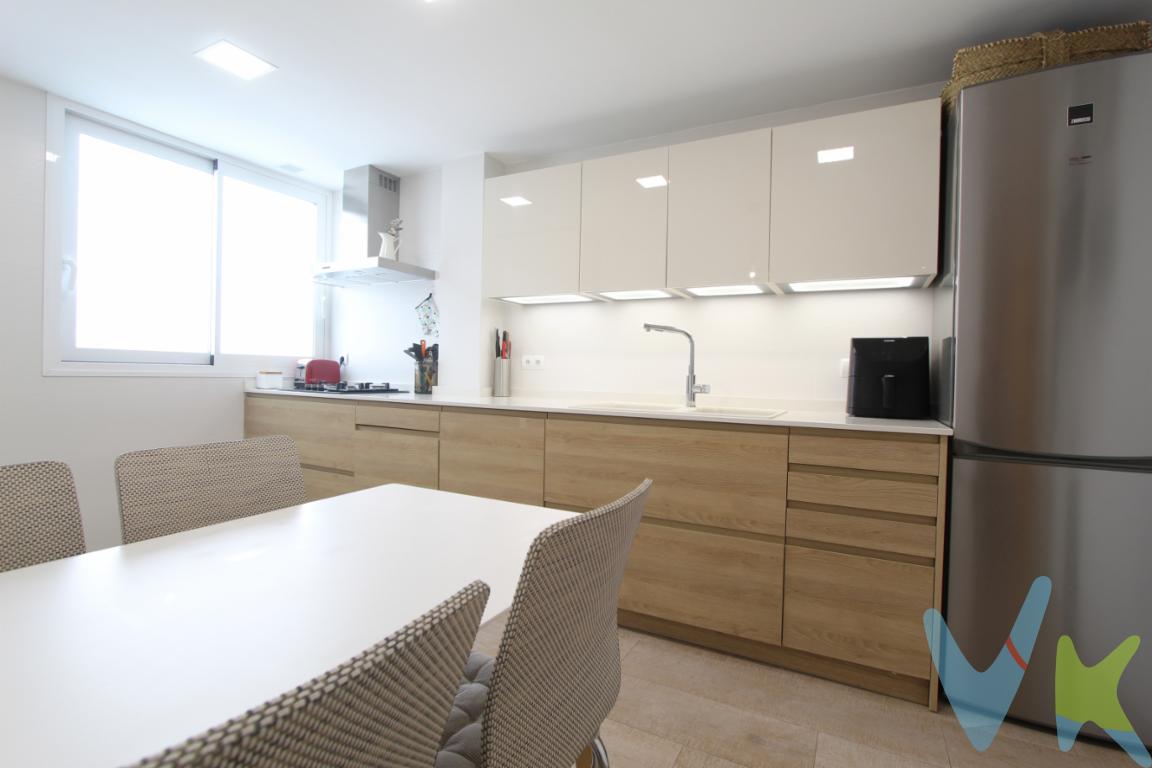 Se vende piso completamente reformado en el año 2016,con materiales de primera calidad, reúne armonía,belleza y funcionalidad. La vivienda cuenta con una superficie de 111m² construidos y 89,92 m² útiles. Se ubica a 6 km de Valencia en un lugar céntrico, próximo al castillo de Alaquas. Su ubicación en una calle amplia siendo su orientación Noroeste, le permite ser luminosa, sin ser calurosa en verano ni fría en invierno. La vivienda presenta facilidades como parada de Autobús a Valencia a 4 minutos andando, y supermercados muy próximos como Mercadona o Consum. La distribución de la vivienda incluye: un salón-comedor con ventanales de cristal con vistas  a una calle abierta y luminosa, permitiendo la salida a un amplio balcón . La cocina presenta armarios de alta calidad marca Schmidt, siendo los frontales lacados en color magnolia y el resto color madera. La encimera Compac destaca por su color blanco glacial. Los electrodomésticos cambiados en la reforma e integrados en los muebles, constan de placa de gas de 3 fuegos Bosch, campana, lavadora-secadora, microondas y horno eléctrico marcas Zanussi. La vivienda posee 3 dormitorios. El Dormitorio principal posee un armario empotrado de 6 puertas de alta gama y un baño privado. El Segundo Dormitorio es suficientemente grande para integrar una cama doble y un armario empotrado de 6 puertas. El Tercer Dormitorio asoma al exterior con un amplio ventanal.Además del Baño del dormitorio hay un amplio Baño en el pasillo. Ambos son modernos y de diseño. Tanto los muebles del lavabo -suspendidos- como los auxiliares, son lacados y de la marca Roca lo mismo que los sanitarios. Además dispone de un espejo con luz led incorporada. La Mampara de un baño es corredera y la otra un conjunto fija y batiente.La vivienda en conjunto dispone de Suelos porcelánicos color efecto madera, y en los baños, son suelos porcelánicos antideslizantes , colores crema y antracita. El revestimiento de paredes de ambos es gres porcelánico.El Aire Acondicionado marca Daikin está presente en 3 estancias: Comedor, Dormitorio principal y cocina. La Calefacción central por mediación de gas ciudad posee una caldera marca Vaillant.Los Ventanales de aluminio oscilo-batientes, con doble cristal y aislamiento térmico y acústico marca Cabañero.Puertas lacadas en blanco y paredes lisas.LOS IMPUESTOS, GASTOS DE NOTARÍA, REGISTRO Y HONORARIOS  AGENCIA NO ESTÁN INCLUIDOS EN EL PRECIO DE VENTA.    