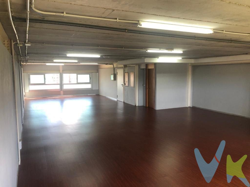 Se vende este versátil edificio a pie de una de las calles más transitadas y solicitadas de la ciudad. Ofrece una solución integral para optimizar la infraestructura de su empresa. Con sus 6 plantas eficientemente conectadas contará con el espacio necesario para almacenaje, venta directa al público, oficinas y hasta una vivienda, todo en un mismo lugar. Caracterizado por espacios diáfanos y materiales de la mejor calidad, montacargas, escaleras metálicas y pre-instalación de ascensor. Está construido, a parte de su base de hormigón armado, íntegramente con placas alveolares que son un sistema constructivo innovador y altamente desarrollado para muros. Destaca principalmente por su alta capacidad contra incendios y alto nivel térmico y acústico. Todas las estructuras metálicas están cubiertas con espuma ignífuga. Son medidas pasivas de protección contra incendios en edificaciones industriales y un factor clave y determinante en la seguridad. . Todo el edificio tiene puertas cortafuego,  haciendo mención especial a una de las plantas destinadas a sótano con dos puertas para un mayor aislamiento. El acceso a todas las plantas se puede hacer a través de sus escaleras metálicas y a los dos sótanos a través de un montacargas con entrada independiente desde la calle. La fachada esta recubierta con paneles de madera termotratada, resistentes al agua y al sol. También tiene instalación de cámaras de seguridad instaladas. Su distribución está dispuesta del siguiente modo:  . 5 plantas y una 6ª destinada a vivienda. Planta sótano -2 de 135 m2 destinada a garaje, si así se necesitase, a la cual se accede a través de un montacargas. Tiene una altura de 4 metros. Planta sótano -1 de 135 m2 destinada a almacén. Planta baja 0 a pie de calle de 138 m2. Tiene puertas de cristal con la opción de sistema automático de apertura. Tanto esta planta como las dos superiores tienen suelos de parquet. Planta 1ª, + 1, de 138 m2 destinada a oficinas. Planta 2ª, + 2, de 138 m2 destinada a oficinas. Planta 3ª, + 3, de 150 m2 destinada a vivienda completamente amueblada y suelos de parquet. Gran luminosidad. Cocina completamente amueblada y dos baños completos. Terraza y solana. Azotea de 90 m2 transitable desde la cual se puede apreciar las impresionantes vistas al Barranco de Las Majadillas y con placas solares instaladas para la generación de energía y ahorro de luz. . En el precio no están incluídos los gastos derivados de la compra venta.