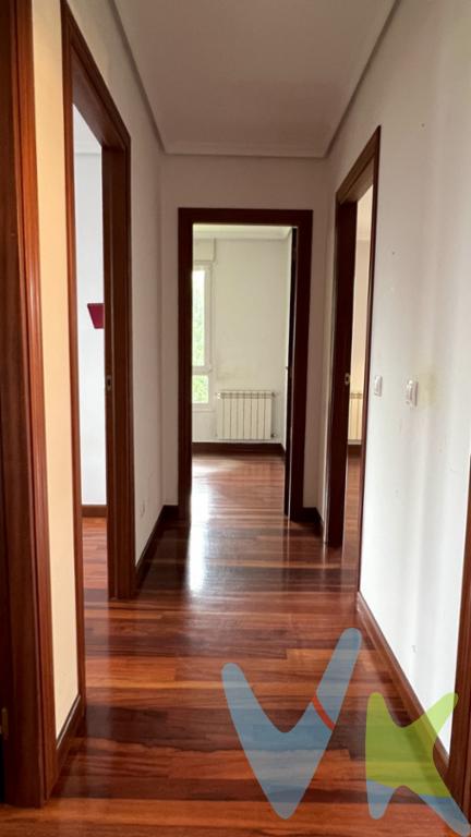 Se vende estupendo piso en Hoznayo, ubicado en una tranquila urbanización con piscina comunitaria y amplios jardines, ideal para familias o como segunda residencia.La vivienda cuenta con 87 m² construidos, distribuidos en 3 habitaciones, 2 baños completos, cocina independiente y un salón luminoso con salida a un balcón, al que también se accede desde la cocina, aportando mucha luz natural y ventilación.Dispone de ascensor y plaza de garaje incluida, lo que garantiza comodidad y accesibilidad.Excelente ubicación a tan solo 15 minutos de Santander y 10 minutos de las playas de Somo y Loredo.Una gran oportunidad para vivir en un entorno tranquilo, bien comunicado y cerca tanto de la ciudad como de la costa.