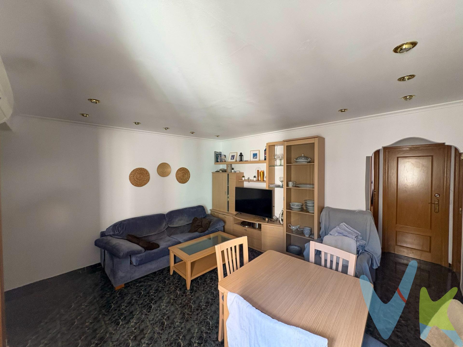 Piso con balcón en el corazón de Malvarrosa – Habitación principal con vistas a las pistas de tenis. Se vende acogedor piso situado en una de las zonas más demandadas de Valencia, a solo unos minutos de la playa de la Malvarrosa. La vivienda cuenta con tres habitaciones: dos exteriores muy luminosas y una interior, ideal como despacho o vestidor. La habitación principal destaca por sus vistas despejadas a las pistas de tenis. El piso dispone de un salón amplio y cómodo, perfecto para reuniones o momentos de descanso, una cocina independiente, un baño completo y un balcón exterior ideal para disfrutar del aire libre. Características destacadas:. 	•	3 habitaciones (2 exteriores y 1 interior). 	•	Habitación principal con vistas a las pistas de tenis. 	•	Salón amplio. 	•	Cocina independiente. 	•	Baño completo. 	•	Balcón. 	•	Excelente ubicación junto a la playa. 	•	Buena comunicación y todos los servicios cerca. Ideal tanto como primera vivienda como para inversión. ¡Ven a visitarlo y descubre su potencial!. La descripción del presente inmueble e imágenes tienen mero carácter informativo y en ningún caso carácter contractual, pudiendo ser modificados por la inmobiliaria comercializadora sin que ello implique responsabilidad alguna frente a terceros. En el precio de venta a público, esta propiedad NO incluye los gastos de adquisición (Notario, registro, gestión, honorarios, etc…).
