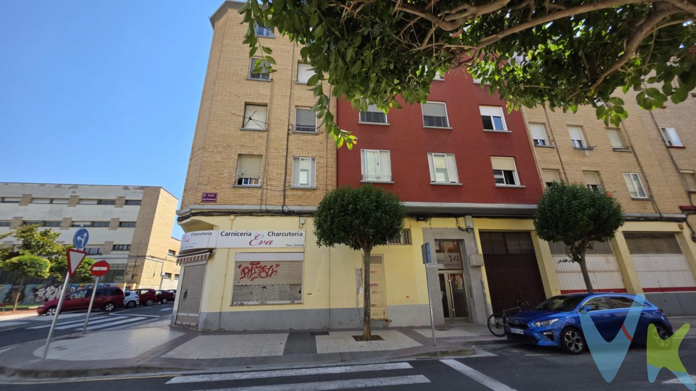 Piso en buena altura y con ascensor. Salón exterior y amueblado, 3 dormitorios, baño con ventana, cocina montada, suelos de terrazo, ventanas de madera y aluminio, cuenta con calefacción con caldera individual de gas ciudad.
