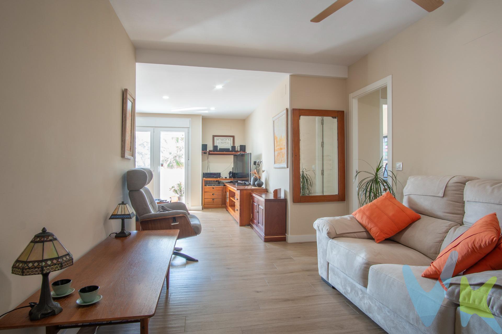 Descubre este espectacular piso totalmente reformado con un gusto exquisito, donde cada detalle ha sido cuidadosamente elegido para ofrecer confort, estilo y calidad. La vivienda destaca por sus excelentes acabados y materiales, creando un ambiente moderno y acogedor que invita a quedarse. Cuenta con cuatro amplias habitaciones y dos baños completos, ideales para familias o quienes buscan espacio extra para teletrabajar o recibir invitados. La distribución es práctica y luminosa, aprovechando al máximo cada rincón del hogar. Uno de sus grandes atractivos es su agradable terraza, perfecta para disfrutar del aire libre, junto con sus vistas completamente despejadas hacia la bahía, que aportan una sensación de tranquilidad y amplitud difícil de encontrar. Ubicado en una zona estratégica para la salida de San Fernando, el piso ofrece una excelente conexión tanto en coche como en transporte público. Además, se encuentra muy cerca de Bahía Sur y a pocos pasos de la zona de Hornos Púnicos, donde tendrás a tu alcance todo tipo de servicios, comercios y comodidades. En definitiva, se trata de un piso con mucho encanto, listo para entrar a vivir, que combina ubicación, calidad y estilo en un entorno privilegiado. Informamos a nuestros clientes de que los gastos de notaría, registro, gestoría, impuestos y los honorarios de la agencia no están incluidos en el precio. A su vez, disponemos del documento informativo abreviado de la propiedad (según decreto 218/2005, del 11 de octubre) y de seguro de caución, para la protección del dinero entregado como señal para la reserva de una vivienda. Por mandato expreso del propietario, comercializamos este inmueble en exclusiva, lo que le garantiza el acceso a toda la información, a un servicio de calidad, un trato fácil, sencillo y sin interferencias de terceros. Por este motivo, se ruega no molestar al propietario, a los ocupantes de la propiedad o a los vecinos. Muchas gracias por su comprensión.