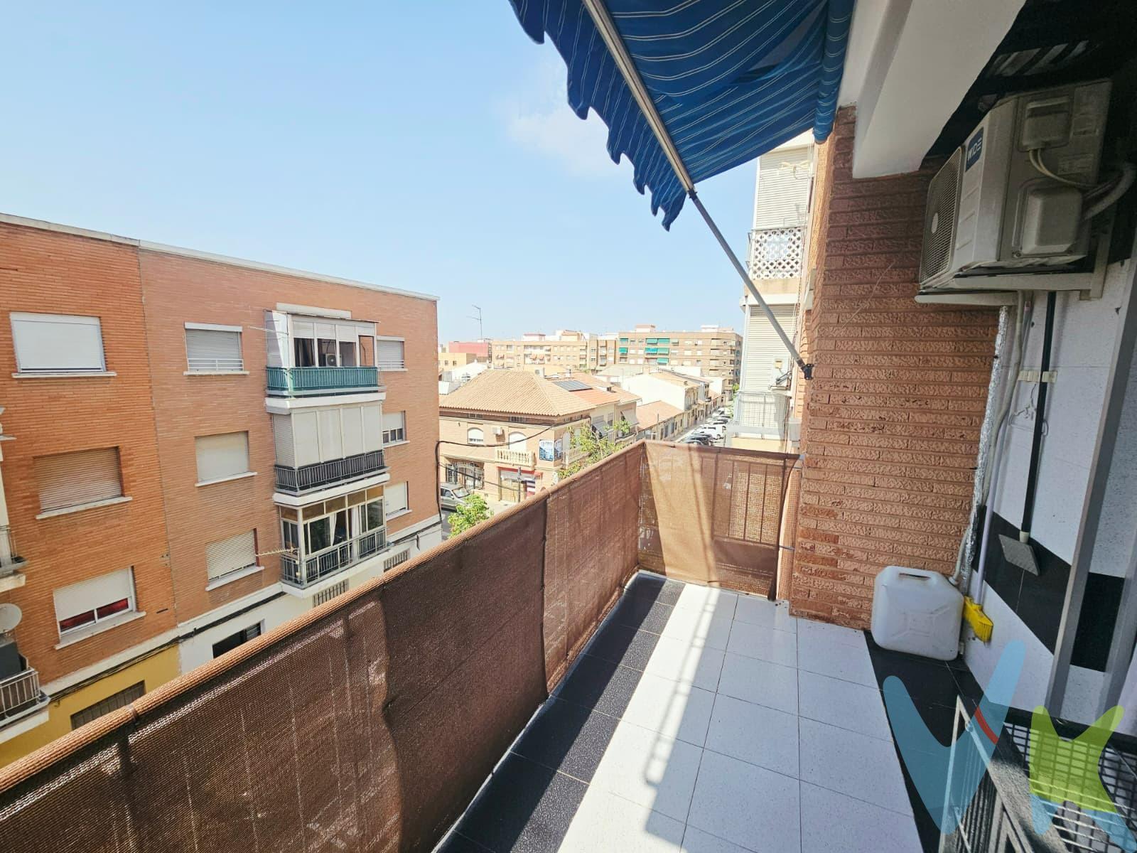Se pone a la venta esta fantástica vivienda reformada en una de las zonas más cómodas y demandadas de Torrent, junto a Avenida al Vedat, rodeada de todo tipo de servicios, comercios, transporte público y zonas de ocio para disfrutar del día a día con total comodidad. La vivienda destaca por su ambiente acogedor y funcional, ofreciendo dos habitaciones bien distribuidas, un baño completo, un luminoso salón-comedor ideal para crear momentos en familia o con amigos, y una cocina independiente . Además, dispone de aire acondicionado, lo que aporta un extra de confort durante todo el año.  . Un hogar pensado para quienes buscan comodidad, buena ubicación y una vivienda cuidada al detalle en una zona consolidada de Torrent. . .  . 