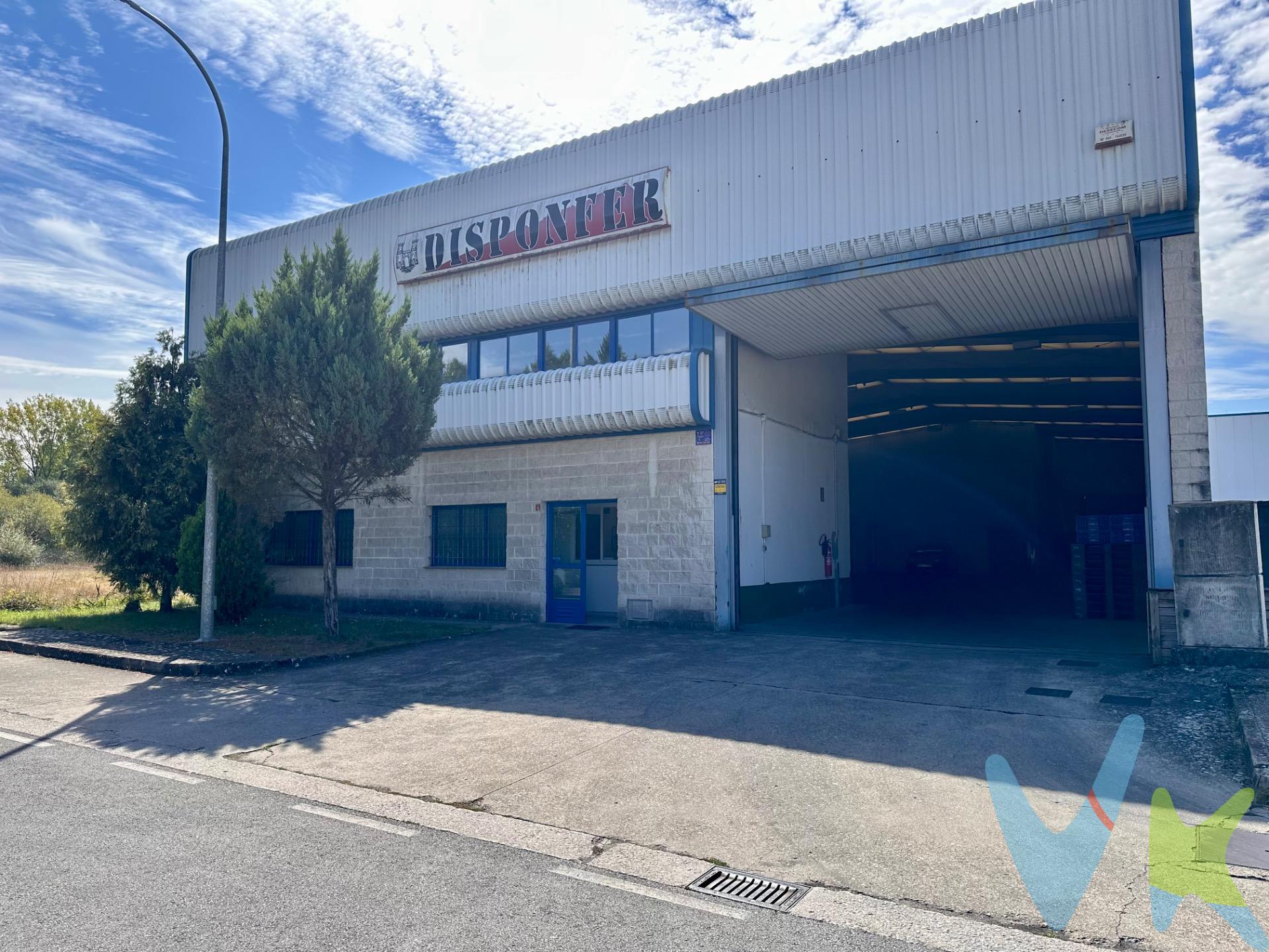 Ubicada en la localidad de Camponaraya, esta nave industrial representa una excelente oportunidad para quienes buscan establecer o expandir su negocio. . Ofrece una generosa superficie total construida de 908 m² y útil de 854 m², lo que permite múltiples opciones según las necesidades del propietario. Además, cuenta con un área disponible en parcela que se extiende por 1215 m². El polígono presenta excelentes conexiones viales facilitando así el transporte logístico necesario hacia diferentes puntos clave e industrias circundantes.