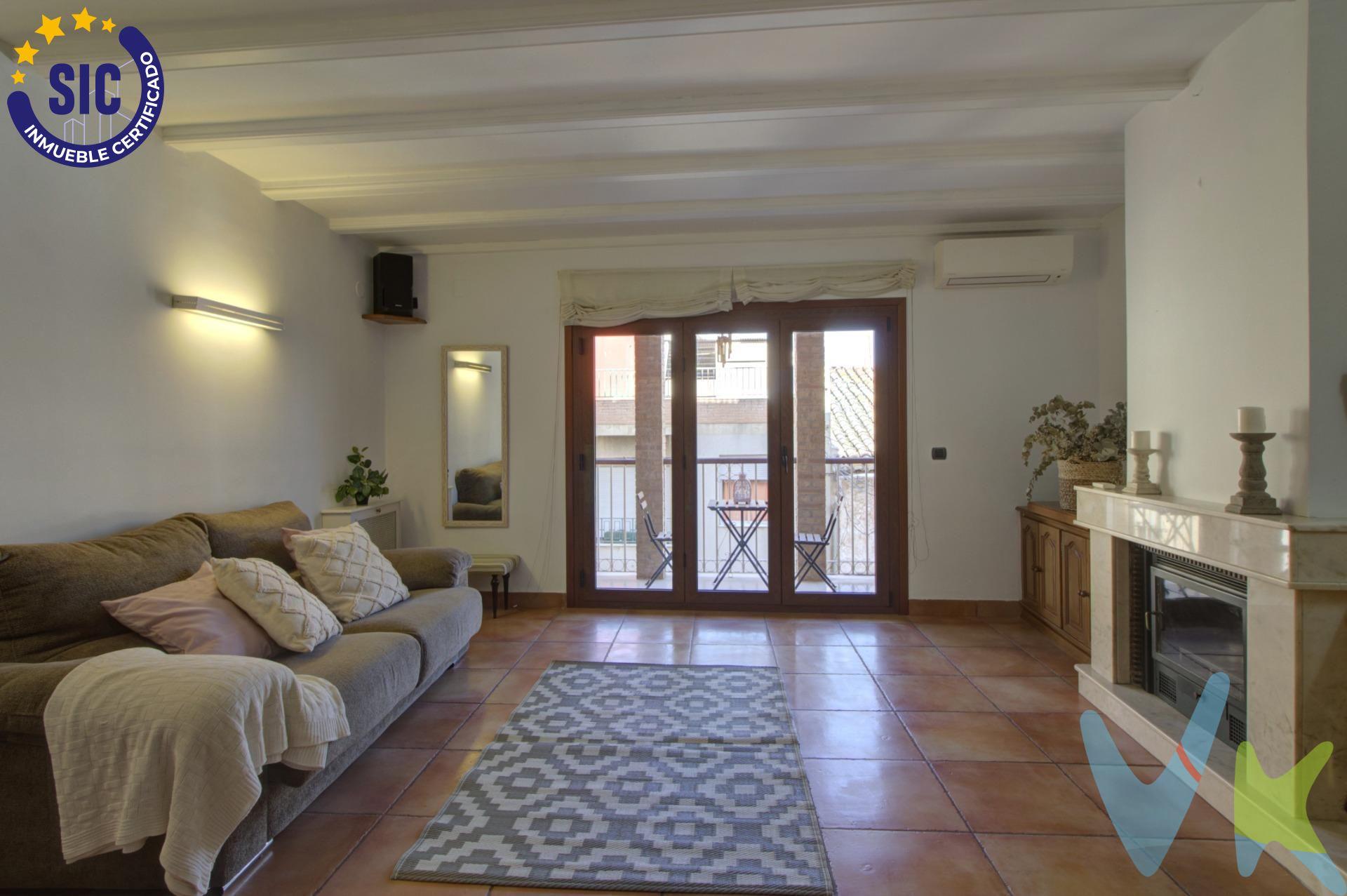 Abrir la puerta de esta vivienda es descubrir que el verdadero lujo no siempre está en los metros cuadrados, sino en la forma en que se viven. Aquí, cada planta tiene su propia personalidad, cada estancia encuentra su sentido y cada rincón está pensado para acompañarte en el día a día con comodidad, amplitud y calidez. Con 189 m² construidos, esta casa se adapta al ritmo de una familia que necesita espacio para compartir, trabajar, descansar y disfrutar sin renunciar a nada. Desde el garaje y el trastero de la planta baja hasta la espectacular terraza de la última planta, todo está diseñado para hacer la vida más fácil. La primera planta se convierte en el auténtico punto de encuentro. La cocina-comedor invita a largas sobremesas, la galería aporta la funcionalidad que siempre se agradece y el salón, presidido por una elegante chimenea, crea ese ambiente acogedor que convierte cualquier tarde de invierno en un momento especial. Cuando llega el buen tiempo, la terraza orientada al oeste se transforma en el lugar perfecto para disfrutar del atardecer, con la comodidad añadida de sus toldos. El aire acondicionado y los radiadores distribuidos por toda la vivienda garantizan el confort durante cualquier estación. La zona de descanso transmite serenidad. Dos amplios dormitorios dobles con armarios empotrados ofrecen orden y comodidad, un cuarto de baño reformado para dar servcio a estas estancias y la habitación principal,  que eleva la experiencia con una zona de vestidor, terraza privada y un baño en suite con bañera de hidromasaje, pensado para desconectar del ritmo diario sin salir de casa. La tercera planta sorprende por su versatilidad. Un despacho para quienes teletrabajan, un dormitorio adicional y una gran sala diáfana con una amplia armariada permiten que la vivienda evolucione contigo: una sala de juegos, un estudio, un gimnasio o ese espacio que siempre imaginaste. Todo ello culmina en una amplia terraza donde las reuniones con amigos, las cenas de verano o un simple café al aire libre encuentran el escenario perfecto. Situada en una zona tranquila y consolidada de Almenara, disfrutarás de la comodidad de tener cerca colegios, supermercados, comercios, servicios, estación de tren y excelentes comunicaciones con Valencia y Castellón, además de encontrarte a pocos minutos de la playa. Porque algunas viviendas se visitan.. y otras, como esta, se imaginan desde el primer instante como el lugar donde celebrar cumpleaños, recibir a los amigos, ver crecer a la familia y crear recuerdos que permanecerán durante años.. Si lo necesitas, te ayudamos con al financiación. El precio del inmueble no incluye los honorarios de la agencia que ascienden al 3% del precio final del inmueble más IVA, ni los gastos de notaría y registro de la propiedad (que están sujetos a aranceles y varían dependiendo del precio de escrituración), ni los impuestos (que en la Comunitat Valenciana dependen del precio del inmueble y de las características personales del comprador). . Para mayor seguridad en la compraventa, todas nuestras viviendas poseen FICHA DE CERTIFICACIÓN DE INMUEBLES registrada por la Asociación de Inmobiliarias de la Comunidad Valenciana ASICVAL. Antes de comprar o de entregar las arras, pida el Certificado de la vivienda para estar seguro y tranquilo sobre la situación legal, urbanística y de cargas de la misma. RK ESTAÑOL, mercantil Inmobiliaria Quasablanqua, SL, está inscrita en el Registro de Agentes de Intermediación Inmobiliaria de la Comunidad Valenciana RAICV con el número de registro 1511. . 