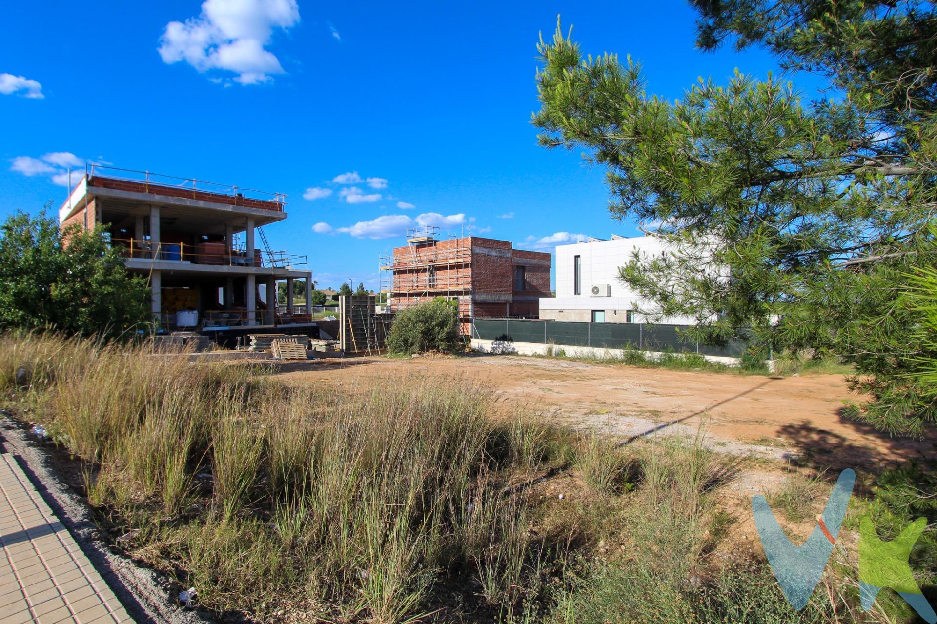 Se vende un terreno urbano ubicado en Calle Garellano 47, Suelo P-212 [M7], en la prestigiosa zona de El Vedat - Parque Marchadella, en Torrent. Este terreno ofrece la posibilidad de construir una vivienda a medida en un entorno tranquilo, seguro y rodeado de naturaleza, ideal para quienes buscan calidad de vida sin renunciar a la cercanía con la ciudad. La zona es residencial y exclusiva, con amplias calles, zonas verdes y un ambiente familiar. Solar de uso residencial familiar; Le corresponde una edificabilidad de doscientos setenta metros treinta decímetros cuadrados. Coeficiente de adjudicación: 0’38450%. Características del terreno y la ubicación:. Terreno urbano, con todas las facilidades para construir. Ubicado en una de las mejores zonas de El Vedat - Santa Apolonia, conocida por su tranquilidad y prestigio. Excelente conectividad con el centro de Torrent y Valencia, tanto en coche como en transporte público. Cerca de servicios esenciales, como supermercados, colegios, centros deportivos, restaurantes y zonas de ocio. Rodeado de espacios naturales y rutas para senderismo, ideal para los amantes de la naturaleza. Urbanización consolidada con vecinos residentes durante todo el año. Este terreno es una oportunidad única para construir la casa de tus sueños en un entorno exclusivo y con todas las comodidades. La descripción del presente inmueble e imágenes tienen mero carácter informativo y en ningún caso carácter contractual, pudiendo ser modificados por la inmobiliaria comercializadora sin que ello implique responsabilidad alguna frente a terceros. En el precio de venta a público, esta propiedad NO incluye los gastos de adquisición (Notario, registro, gestión, honorarios, etc…).