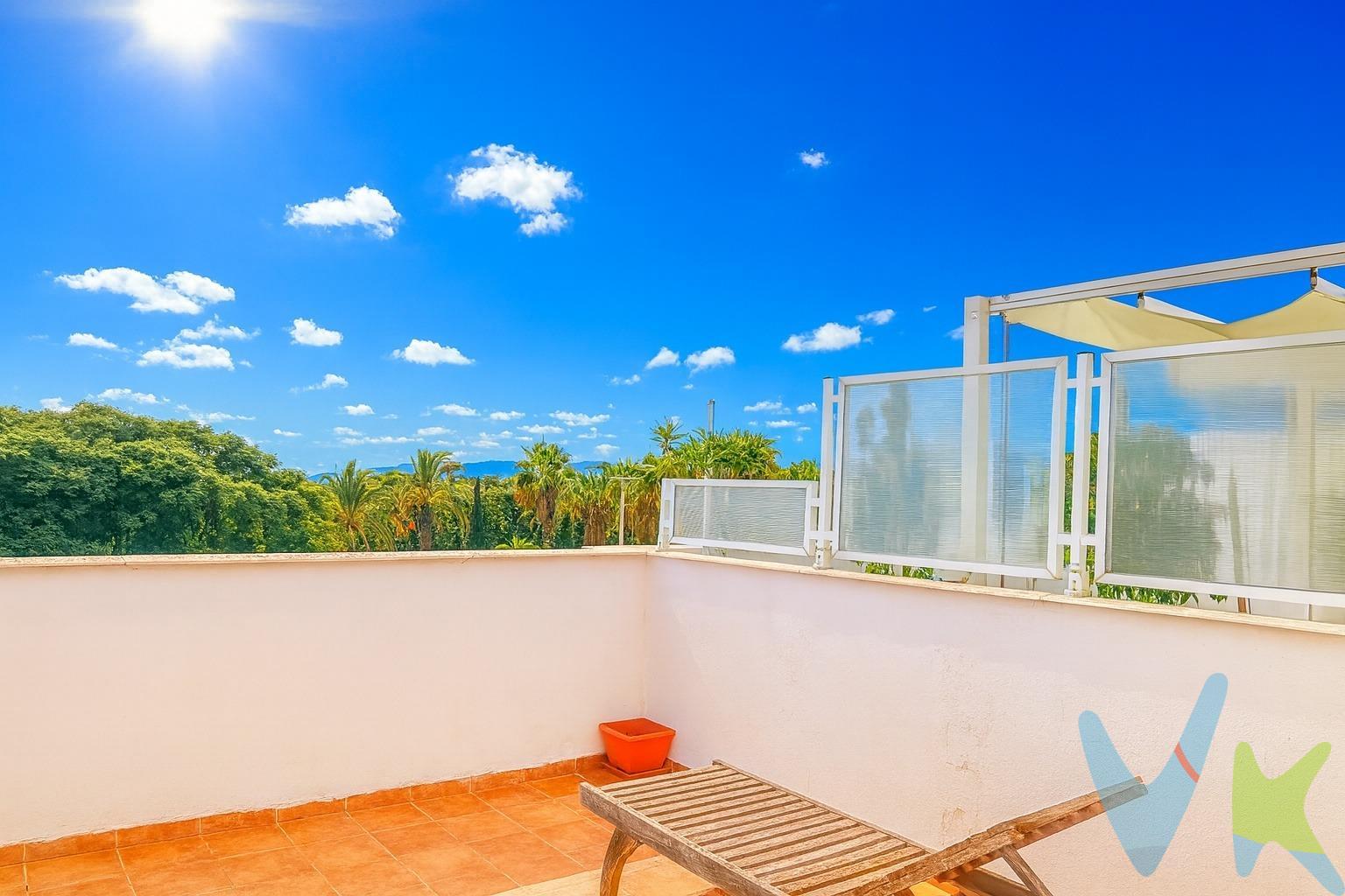 🌟 Si buscas un hogar amplio, luminoso y bien comunicado, este adosado de 3 alturas en Castellón es perfecto para ti y tu familia. Situado junto al Centro Comercial La Salera y la zona deportiva Gaetà Huguet, combina comodidad, espacio y una ubicación inmejorable. 📐 Distribución de la vivienda:. Planta baja: garaje con capacidad para 2/3 vehículos. Planta 1: amplio salón-comedor de 22 m² , cocina independiente con salida a una terraza de 10 m² y 1 baño completo. Planta 2: 2 habitaciones dobles con armario empotrado y un baño completo. Planta 3: 1 habitación diáfana con una gran terraza orientada al sur y vistas al parque. . ✅ Características destacadas:. Superficie útil: 149 m² | Construida: 177 m². 3 habitaciones y 2 baños completos. Garaje privado + parking incluido. 2 terrazas perfectas para disfrutar del aire libre. Aire acondicionado, gas ciudad y armarios empotrados. Buhardilla y galería. Vivienda lista para entrar a vivir. 📍 Ubicación estratégica:. La vivienda se encuentra rodeada de todos los servicios: autobuses, colegios, farmacias, centros médicos y comercios. Además, ofrece fácil acceso al centro de Castellón y a las principales vías de comunicación. ✨ Un adosado diseñado para familias que buscan espacio, terrazas soleadas y la comodidad de tenerlo todo a mano. 📞 ¡Llámanos y ven a visitarlo!