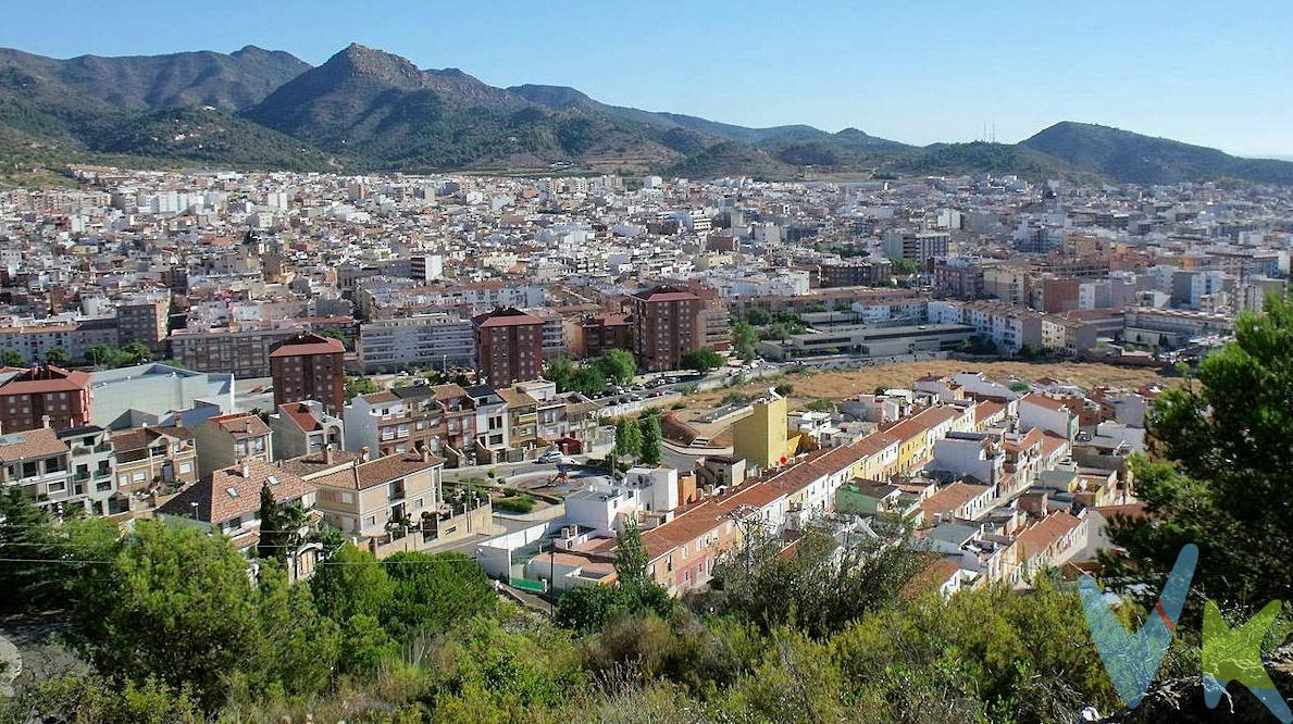Terreno Urbano en La Vall d'Uxó - Frente a las Cuevas de San José. Oportunidad única de adquirir un terreno urbano de 452 m² en La Vall d'Uxó, Castellón. Este espacio, ideal para construir la casa de tus sueños, se encuentra ubicado justo enfrente de las famosas Cuevas de San José, desde el cual se ve el mar encuadrado con las montañas en un entorno natural de excepcional belleza. El terreno está listo para edificar y cuenta con acceso a todos los servicios básicos, incluyendo agua, electricidad y saneamiento, lo que asegura comodidad y funcionalidad. Disfruta de la tranquilidad de vivir rodeado de naturaleza, con fácil acceso a comercios, colegios y transporte público. No pierdas la oportunidad de invertir en un lugar que combina calidad de vida y belleza natural. ¡Contáctanos para más información y ven a visitar tu futuro hogar!. La descripción del presente inmueble e imágenes tienen mero carácter informativo y en ningún caso carácter contractual, pudiendo ser modificados por la inmobiliaria comercializadora sin que ello implique responsabilidad alguna frente a terceros. En el precio de venta a público, esta propiedad NO incluye los gastos de adquisición (Notario, registro, gestión, honorarios, etc…). 