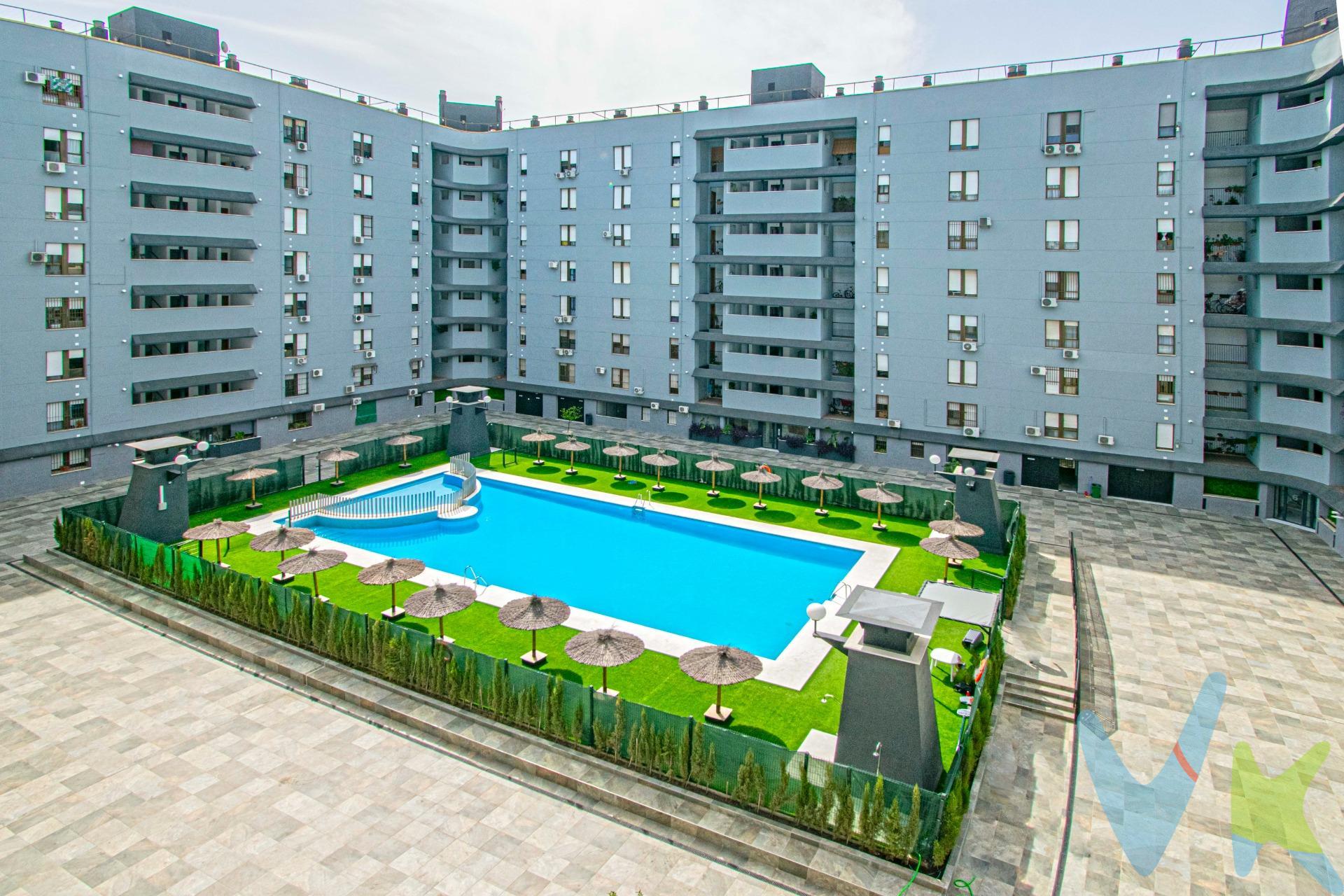 Magnífico piso en Edificio Perlas IV, destacando su magnífica situación junto a la Avenida del Deporte, a escasos minutos de la Avenida de las Ciencias y del centro neurálgico de Sevilla Este, con unas estupendas zonas comunes con PISCINA COMUNITARIA. Tiene 90.50m2 construidos con una bonita distribución, su hall de entrada nos da paso a su amplio y acogedor salón independiente con dos ventanales que le aportan muchísima luz natural, amplia cocina independiente, tres estupendos dormitorios y dos baños completos con bañera, uno de ellos en suite. Además cuenta con PLAZA DE GARAJE en planta sótano. Solería de mármol y gres, ventanas de aluminio lacado climalit, puertas de sapeli, armario empotrado y tres splits de aire acondicionado. Vivienda de VPO, consúltenos las condiciones. No lo dejes escapar y ponte en contacto con nosotros para visitarlo!!. Informamos a nuestros clientes que el precio de venta no incluye lo siguiente: Honorarios de la agencia inmobiliaria, Impuestos (I.T.P., I.V.A. o A.J.D., en su caso) ni otros gastos de la compraventa (gastos de Registro de la Propiedad, Notaría, Gestoría ni de posible Financiación). Documento F.I.S. a disposición del consumidor según Decreto 218/2005 Junta de Andalucía. . 