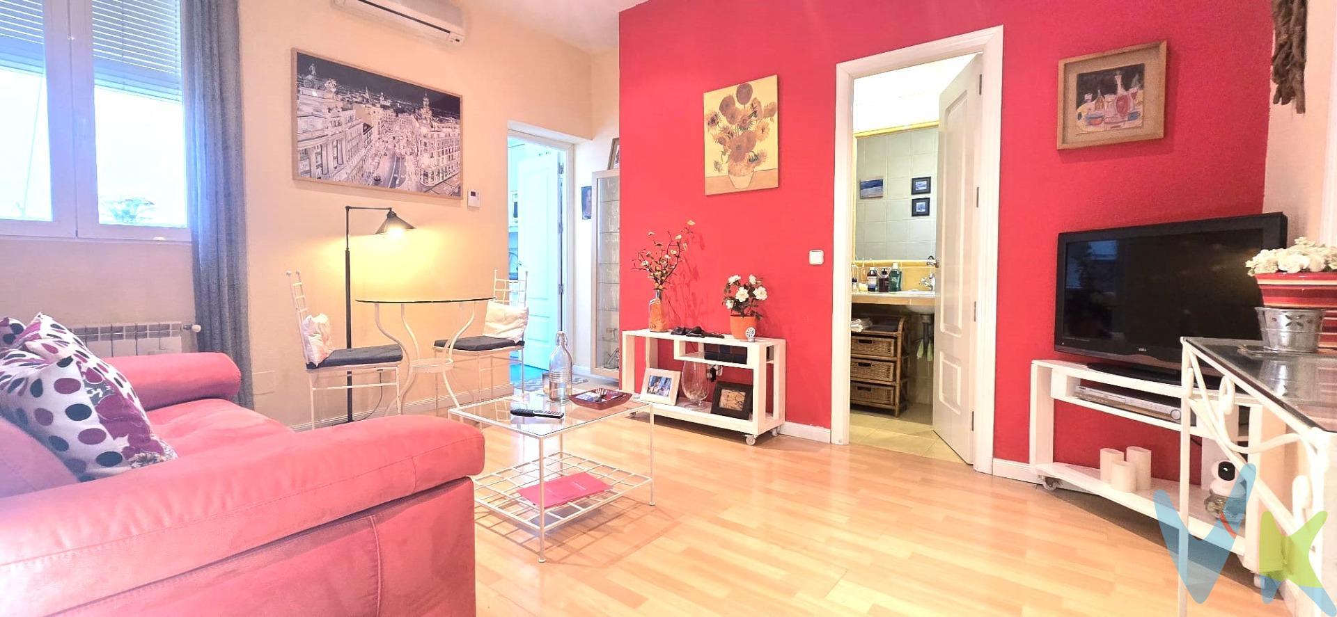 Apartamento en la calle Monteleon, una de las mejores calles del barrio de Malasaña. Este inmueble se encuentra en una de las zonas más tranquilas del barrio, ideal para quienes buscan disfrutar de la vibrante vida cultural y social que ofrece esta emblemática zona madrileña. La propiedad cuenta con un amplio salón luminoso y un dormitorio espacioso que anteriormente eran  dos habitaciones; este espacio ha sido optimizado para incluir un gran armario vestidor. Además, dispone de baño completo equipado con plato de ducha y cocina independiente totalmente funcional. A pesar de ser interior, el apartamento tiene una excelente entrada natural de luz gracias a su disposición arquitectónica inteligente y techos altos que aportan sensación de amplitud. Calefaccion y agua caliente individual por Gas ,bomba de frio y calor en salon . La finca es tranquila y está rodeada por todos los servicios necesarios como supermercados, restaurantes y transporte público cercano (líneas L1,L2,L4yL10), lo cual facilita moverse por toda la ciudad sin inconvenientes.