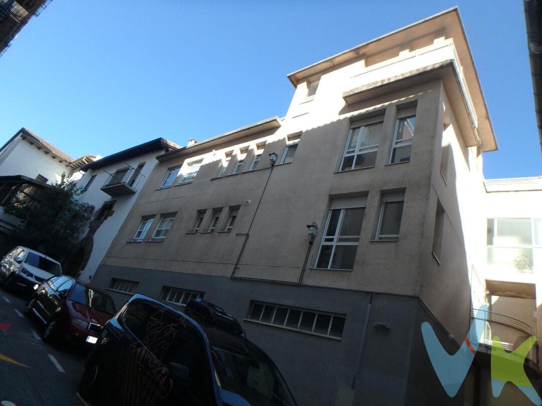 Una vivienda diferente, con espacio exterior para disfrutar.
Se vende ático dúplex situado en Huarte, en la calle Ugarraldea, en un entorno residencial tranquilo y bien comunicado con Pamplona.
La vivienda se distribuye en dos plantas, ofreciendo una distribución funcional con espacios diferenciados para el día a día.
La planta inferior dispone de un amplio salón de 25,42 m², cocina independiente, dos dormitorios de 12,58 m² y 10,82 m², un baño completo y distribuidor.
La planta superior cuenta con una estancia de 13,15 m², ideal como zona de trabajo, sala de estar o espacio polivalente, una magnífica y soleada terraza de 21,57 m², perfecta para disfrutar del aire libre, organizar comidas o crear tu propio rincón de descanso.
Características destacadas

Vivienda tipo ático dúplex.
Dos dormitorios en la planta inferior.
Estancia adicional en la planta superior.
Salón de 25,42 m².
Cocina independiente.
Un baño.
Terraza de 21,57 m².
Dos plantas con espacios bien diferenciados.

Una oportunidad para quienes buscan una vivienda con terraza y una distribución que combina zonas interiores y exteriores, en Huarte y a pocos minutos de Pamplona.
Contacta para solicitar más información o concertar una visita.
En el precio NO están incluidos impuestos, notaría y registro.