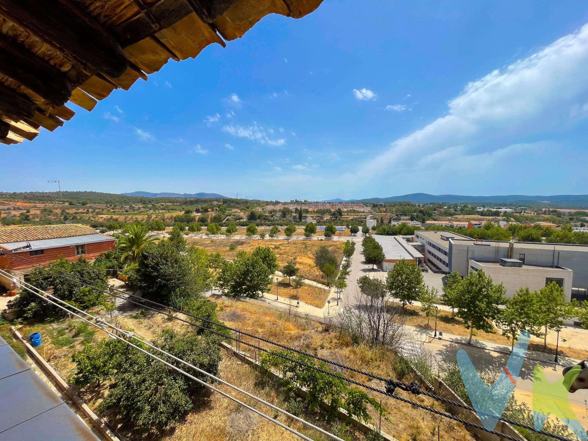 Esta excepcional oportunidad te invita a adquirir una encantadora casa de pueblo ubicada en el idílico barrio de las Peñas, en Requena, provincia de Valencia. Esta vivienda adosada ofrece un estilo de vida tranquilo y espacioso en un entorno genuinamente encantador. Con una generosa parcela de 202 metros cuadrados y una superficie construida de 334 metros cuadrados, esta casa ofrece amplios espacios tanto en su interior como en su exterior, ideales para una familia. Su distribución interior se compone de 4 habitaciones repartidas en dos plantas, proporcionando privacidad y comodidad. Cada planta cuenta con su propio baño, salón-comedor y cocina, lo que la convierte en la elección perfecta tanto para familias numerosas como para aquellos que deseen disponer de un espacio adicional para invitados. El encanto de esta propiedad se hace evidente en su patio interior de 50 metros cuadrados, ideal para realizar reuniones al aire libre y disfrutar de momentos de relajación. Además, dispone de dos zaguanes en la primera planta y una terraza en la tercera planta, lo que amplía aún más las posibilidades de uso y aprovechamiento. Situada en una zona apacible, esta casa de pueblo está rodeada de viviendas residenciales similares, garantizando un ambiente tranquilo y seguro. Su ubicación en una calle facilita el acceso al centro urbano, a las carreteras y a la autovía A-3, simplificando los desplazamientos. Una característica destacada de esta propiedad es su luminosidad y las impresionantes vistas a la Huerta Honrubia, que se pueden disfrutar desde varias áreas de la casa. Si estás en busca de una casa de pueblo espaciosa y llena de encanto en Requena, esta es tu oportunidad. No dudes en contactarnos para programar una visita y descubrir todo lo que esta propiedad tiene para ofrecer. ¡Te espera una experiencia única!. La descripción del presente inmueble e imágenes tienen mero carácter informativo y en ningún caso carácter contractual, pudiendo ser modificados por la inmobiliaria comercializadora sin que ello implique responsabilidad alguna frente a terceros. En el precio de venta a público, esta propiedad NO incluye los gastos de adquisición (Notario, registro, gestión, honorarios, etc…). 