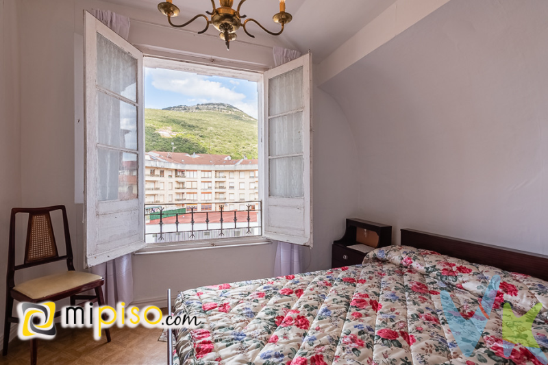 PISO SANTOÑA( CANTABRIA). En la villa de  Santoña, pueblo marinero del Cantabrico, son su playa de Berria y su monte Buciero donde disfrutar de un sinfín de rutas, inmobiliaria Mi piso quiere presentarte una vivienda con una posibilidades y encanto como el que tienen las viviendas antiguas, y en el pleno corazón de Santoña en unos de los edificios con solera de la villa. La vivienda cuenta con 123m2 que encontramos distribuidos en 4 habitaciones, cocina y un baño. La vivienda es muy luminosa con una muy buena orientación. Si buscas algo diferente no dejes de visitarla con nosotros. Con todos los servicios, colegios, bares, supermercado, farmacias y la playa de Berria a 2,5km.