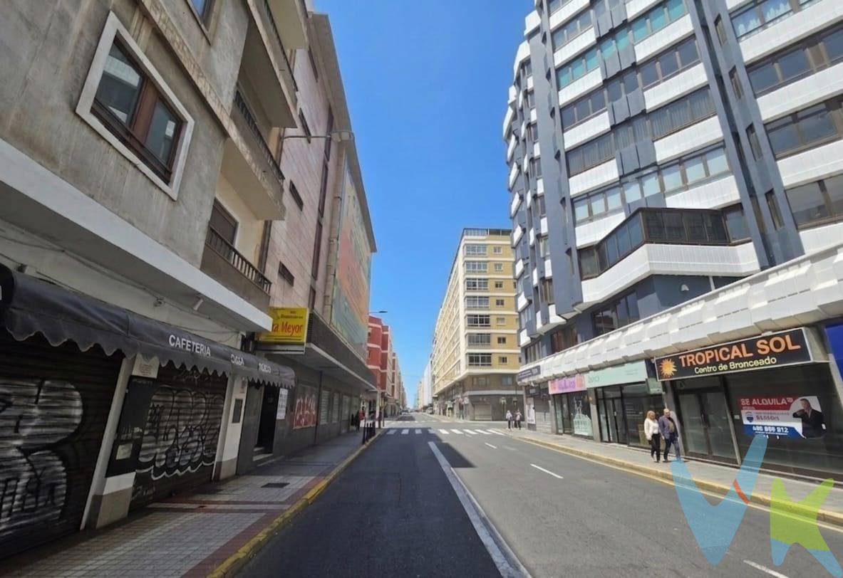 ¿Buscas amplitud, comodidad y un espacio exterior exclusivo? . Vivirás en la principal zona comercial de Las Palmas, a 5 minutos de la playa de Las Canteras y tan solo unos metros de El Corte Inglés, supermercados, farmacias, las mejores tiendas y restaurantes. Conexión perfecta de transporte público para moverte de forma rápida y cómoda. . Lo que te va a enamorar de este piso semiamueblado:. •	Luz y confort en el día a día: disfruta de un amplio salón con balcón privado, un comedor independiente y 3 dormitorios dobles (uno de ellos también con balcón) y armarios empotrados. Cocina totalmente equipada. Además, el clima ideal está asegurado: todas las habitaciones cuentan con aire acondicionado para el verano y calefacción para el invierno. •	Un baño para desconectar: entre sus 2 baños completos, uno de ellos se convertirá en tu rincón favorito gracias a su bañera con jacuzzi e hidromasaje. ¡Un auténtico spa en tu casa!. •	Espacio y orden garantizados: la vivienda cuenta con una cocina independiente, un práctico cuarto de lavado y, por si fuera poco, una despensa de almacenamiento dentro de la casa para que lo tengas todo siempre organizado. •	Tu propio oasis privado en la azotea: olvídate de zonas comunes aburridas. En la azotea dispondrás de un espacio privado de 20 metros cuadrados equipado con barbacoa, pérgola, muebles de jardín, lavamanos y un segundo trastero. . El lugar perfecto para tus asaderos y para disfrutar de buena compañía al aire libre. •	Posibilidad de alquiler plaza de garaje. ¡Un piso único, con extras difíciles de encontrar y listo para entrar a vivir!. Información adicional: el precio de venta no incluye gastos de notaría, registro e impuestos asociados. Los datos proporcionados son orientativos y podrían estar sujetos a errores u omisiones involuntarias. 