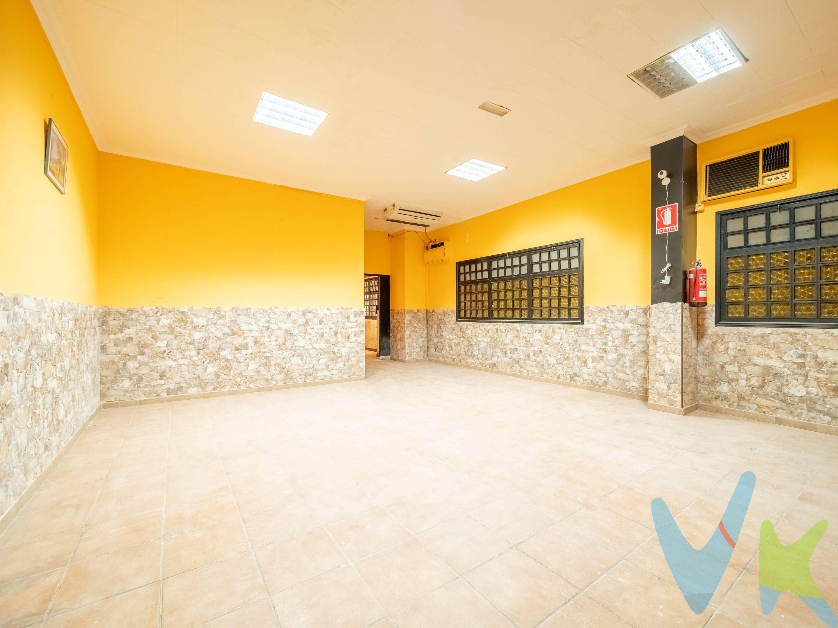. Se pone EN VENTA el emblemático local que antiguamente ocupaba la CASA CANTABRIA, en pleno corazón de Las Palmas de Gran Canaria. Este amplio espacio se encuentra en una ubicación privilegiada, con gran afluencia de público y excelente conexión con los principales puntos de la ciudad.  . El local destaca por su distribución diáfana, ofreciendo múltiples posibilidades para adaptarlo a diversos tipos de negocio. Su amplitud, visibilidad y accesibilidad lo convierten en una opción ideal para inversores que buscan rentabilidad y proyección en una zona con alta demanda comercial.  . Si buscas un local con historia, ubicación inmejorable y un gran potencial, esta es tu oportunidad. Contáctanos para más información y agenda tu visita.