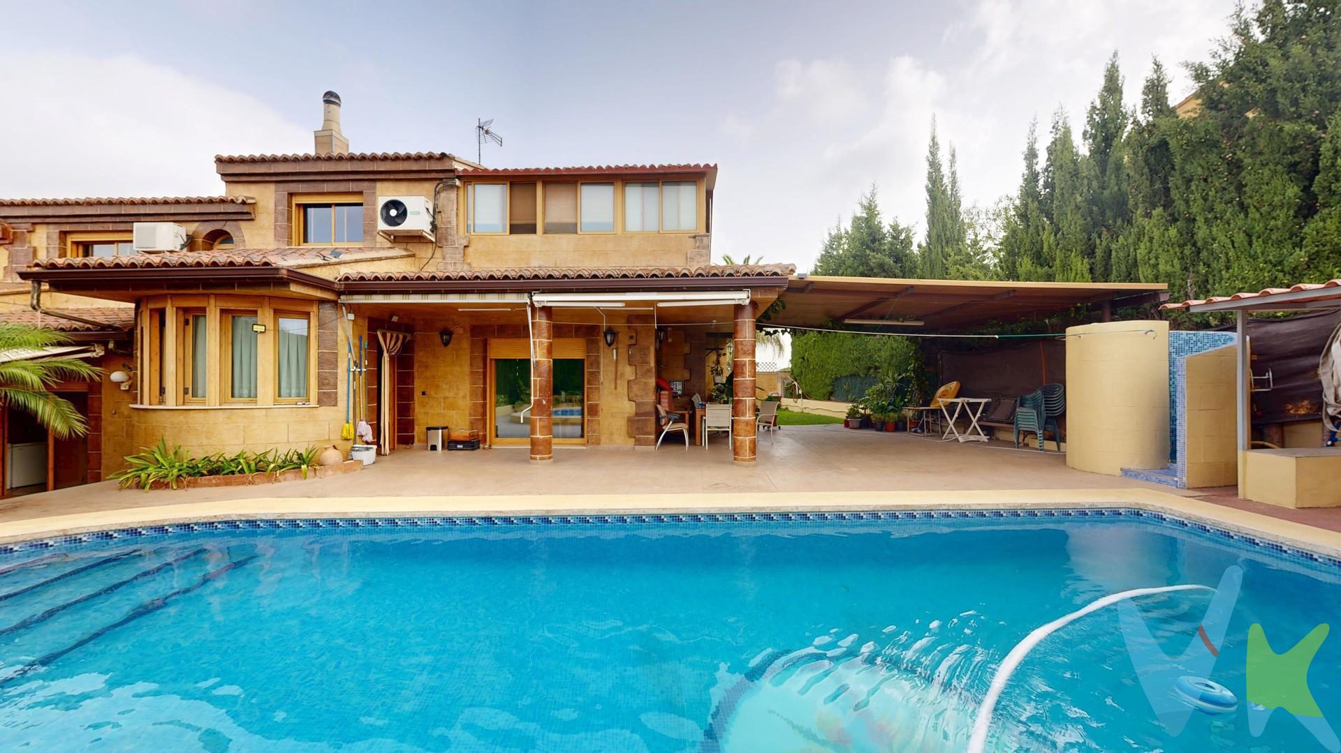 
Chalet de carácter único con fachada  que destaca la solidez de su diseño señorial.

!!!!Bienvenido a tu nuevo hogar !!!Este imponente chalet independiente, con piscina, ubicado en una de las urbanizaciones más consolidadas de Montserrat. Tiene superficie de 288 m² construidos aproximados se ubica sobre una fantástica parcela urbana de 647 m². 

La propiedad destaca por su excelente estado de conservación, su luminosidad y unos acabados de alta calidad pensados para el máximo confort. La fachada principal tiene dos accesos independientes, puerta principal que te lleva a  la área de las estancias principales  de la vivienda. La puerta secundaria, nos conduce a la planta baja, donde encontramos una amplia cocina  con zona de almacenaje, destacar su enorme chimenea para deleitar esas comidas, cenas y disfrutar  de los buenos momentos junto a tus familiares y amigos. Esta estancia tiene una salida directa a la terraza porchada y zona de piscina, con un práctico aseo independiente en el exterior, no teniendo que acceder por el interior de la zona principal.

Desde la entrada principal, en planta primera (dia y confort)a través de un espacioso recibidor accedemos a un amplio y acogedor salón comedor con amplios ventanales de aluminio en color madera acorde con los tonos de la fachada. En la misma planta tenemos una amplia y equipada cocina con una espaciosa rinconera. Ambas estancias tienen salida directa a la terraza y la zona de jardín y piscina.
En segunda planta (noche y descanso), accedemos a través de la escalera a esta planta que dispone de 4 dormitorios dobles con gran capacidad de armarios empotrados y suelos de parquet.  Destacar la suite,  por su gran amplitud, baño privado y una zona anexa tipo vestidor. En la misma planta subiendo las escaleras, existe un baño con ducha que da servicio al resto de las habitaciones.
Garaje de gran tamaño, para 2 vehículos y con acceso al interior de la vivienda,  para una mayor comodidad.
En el exterior por la entrada al garaje existe en el lateral una zona con porche. Paseando iremos hacia un pequeño huerto y bordeando llegaremos a un pequeño trastero de almacenaje llegando a la amplia terraza junto a la piscina y disfrutar de su zona verde con árboles y palmeras.

Confort:
Puertas de entrada acorazadas.
Esta propiedad dispone de ventanas oscilobatientes de aluminio color madera- motorizadas y con mosquiteras.
Acristalamiento 4+4 con (cámara de 5 )y rotura de puente térmico.
A/A por splits en habitaciones.
Calefacción central por depósito de gasoil de 1500 litros
Deposito de agua en el exterior del jardín con una capacidad de 3500 litros
Todas las puertas de acceso a esta propiedad desde el exterior son motorizadas, inclusive la de acceso al propio garaje. Lo que nos da un mayor confort y comodidad en tu dia a dia.
Piscina de gresite con escaleras romanas y depuradora con un tamaño de 10 x 4,50.
Ducha en la zona de piscina.
Aseo exterior.

A 30 minutos de Valencia y del aeropuerto.
Transporte público a la entrada de la Urbanización.
Menos de 3km de localidad más cercana.

Por mandato expreso del propietario, comercializamos este inmueble en exclusiva, lo que garantiza un servicio profesional, trato directo y sin interferencias de terceros. Por este motivo, rogamos no molestar al propietario, ocupantes, vecinos o personal de la urbanización. Gracias por su comprensión.
La oferta está sujeta a posibles cambios de precio o retirada sin previo aviso. La información proporcionada es orientativa y no contractual. Las medidas, superficies y planos son aproximados. El precio no incluye honorarios de intermediación, impuestos (IVA, ITP, AJD), plusvalía, notaría ni registro.
