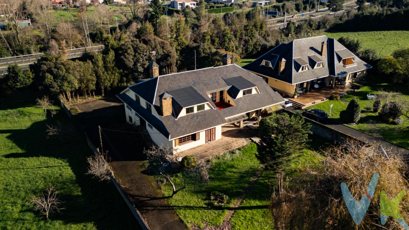 Impresionante chalet de 738 metros cuadrados construidos, divididos en tres plantas en la mejor zona de Castiello de Bernueces, la más próxima a la Escuela de Ingenieros y, por tanto, a Viesques y al núcleo urbano. Se ubica en una parcela llana de más de 2000 metros cuadrados y ofrece múltiples posibilidades, desde una división horizontal en dos viviendas independientes (ya dispone de dos inscripciones registrales), a mantener el uso que ha tenido siempre de residencia para mayores o para cualquier otro giro de negocio o de vivienda que alcance tu imaginación. Se trata de una vivienda única por ubicación, tamaño y precio, que cuenta con ascensor, 11 dormitorios amplios con armarios empotrados, varios salones, office, salas de reuniones o consulta, 7 cuartos de baño accesibles y diversas terrazas alrededor de la casa y en la planta superior, además de un bonito porche soleado junto al jardín, dada su orientación sur. Dispone de amplio aparcamiento, zona de sótano diáfana de más de 170 metros cuadrados para que lo puedas convertir en garaje techado o en tu rincón favorito de la casa con gimnasio, sala de juegos, bodega o lo que se te ocurra. ¿Te imaginas lo que podrías hacer aquí con una reforma a tu gusto? No existen casas así en Gijón a este precio en un lugar tan cercano al núcleo urbano por la zona este de la ciudad y con tantísimas posibilidades.En el precio publicitado no se incluyen los Impuestos de Transmisiones Patrimoniales ni los gastos de Notaría y Registro