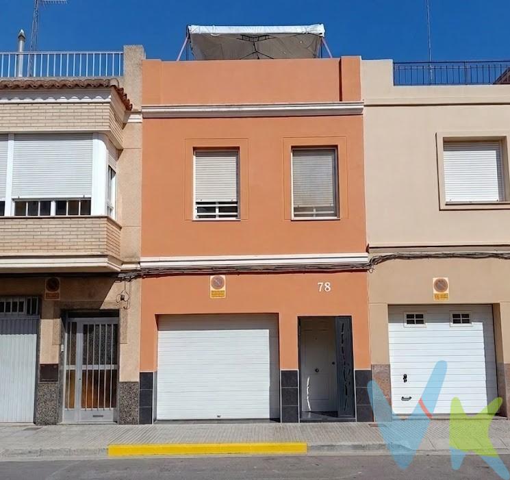 Oportunidad única en excelente zona de Alzira. Una vivienda unifamiliar completamente REFORMADA, donde la comodidad y el disfrute exterior se fusionan. Distribución de Impacto: Planta Baja (Día): Garaje privado incorporado con suelo de gres, salón moderno, cocina de diseño con acceso a patio privado (lavadero cubierto y zona de almacenaje) y un aseo de cortesía. Primera Planta (Descanso/Trabajo): 3 estancias (1 Dormitorio Doble, 1 Dormitorio Simple y 1 Estudio/Oficina) más 1 Baño Completo. Última Planta (Ocio Total): Espectacular Terraza casi totalmente cubierta, equipada para barbacoas y diseñada para disfrutarla prácticamente todo el año gracia a su extraordinaria orientación. Ubicación inmejorable en zona de paso consolidada. Perfecta para quienes buscan calidad, privacidad y espacios exteriores sin salir de casa. Lista para entrar a vivir. Visítala y enamórate de tu futura terraza. Contacta para visita. VENTA:. PVP 199.999€. Gastos e impuestos no incluidos en el precio. La compra conlleva impuestos y gastos de formalización para el comprador. A título orientativo se informa que en segundas transmisiones el ITP con carácter general en Valencia es del 9%, pudiendo existir otros tipos impositivos atendiendo a las circunstancias personales del comprador u otras circunstancias previstas legalmente. Base imponible del impuesto el mayor valor entre el precio de compraventa, la tasación o el valor de referencia catastral. En cuanto a los gastos de notaría y registro, en su caso, suelen oscilar aprox. entre 1,5% y 2,5% (aranceles variables según precio, n.º de copias y complejidad). El comprador elige notario. Si el comprador precisase de hipoteca: tasación, condiciones y costes bancarios serán según entidad elegida por el comprador, así como los gastos de gestoría, y cualesquiera otros gastos inherentes a la formalización de la compraventa que legalmente correspondan a la parte compradora, salvo pacto expreso en contrario con el vendedor. El consumidor tiene, conforme a la normativa vigente, a su disposición información y documentación adicional relativa al inmueble y condiciones de la compraventa, que podrá ser consultada en C/Joaquín Costa 4, bajo 46005 Valencia o urbe2@remax.es. Honorarios de mediación inmobiliaria a cargo del COMPRADOR: (3% del precio final de venta más IVA (21%), salvo otro pacto.); y de VENDEDOR (según acuerdo con el mismo). Se informa al consumidor que la agencia actúa como intermediaria inmobiliaria en la operación, estando cualquier eventual compraventa y sus condiciones sujeta a la aceptación expresa del propietario-vendedor y a la posterior formalización del correspondiente contrato.