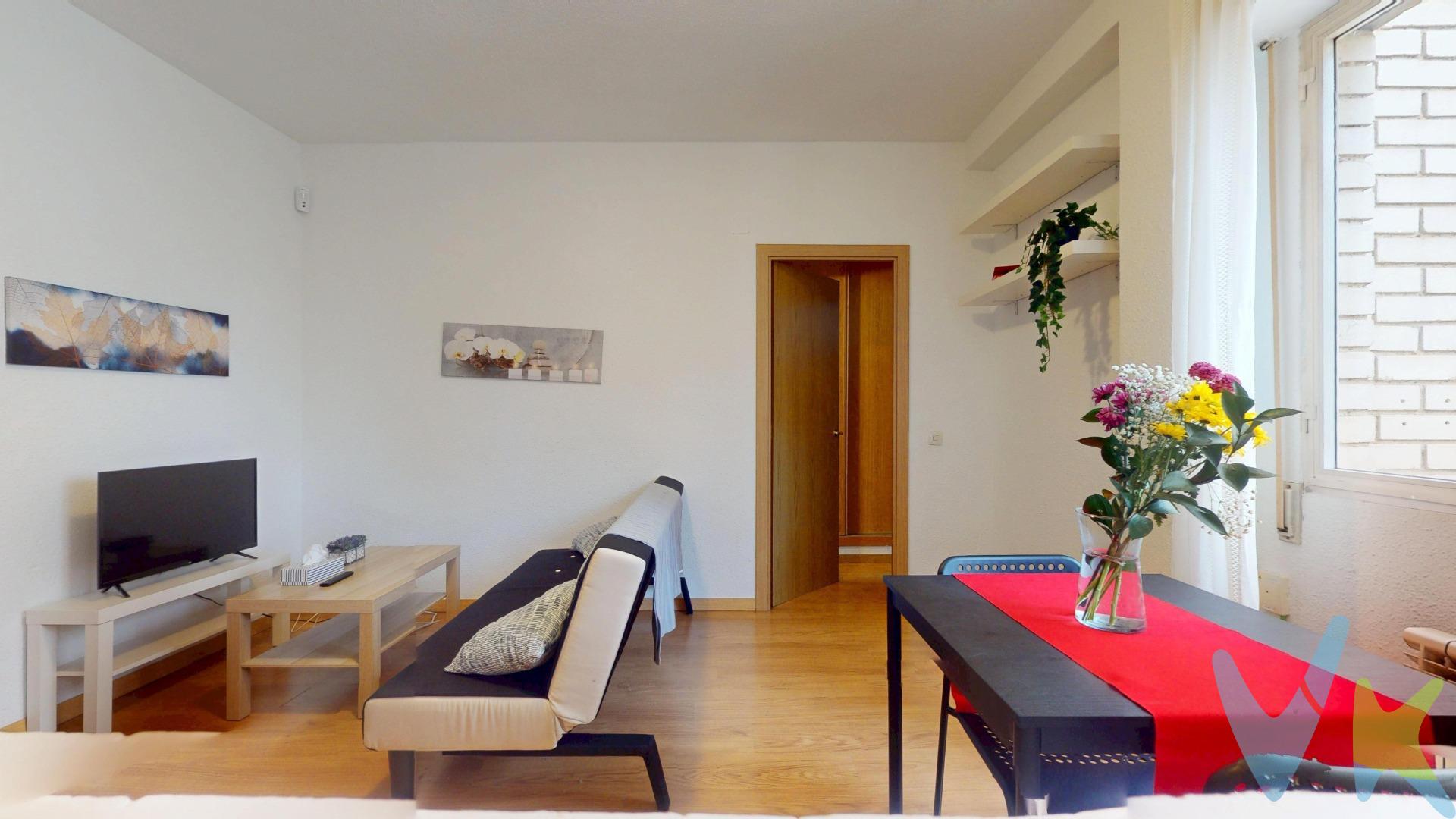 Apartamento muy coqueto situado en pleno corazón de madrid. Vivienda muy bien distribuida de 57 m2 incluidos elementos comunes, salón de paso con aire acondicionado, suelos de tarima, ventanas de aluminio, dormitorio doble con suelos de tarima , puerta interior de roble, ventanas de aluminio, cocina estilo francesa con suelos de gres y vitrocerámica, cuarto de baño con plato de ducha. Edificio de 1976 , muy bien cuidado y con gran amplitud, posibilidad de ascensor en un futuro,. La vivienda destaca por su ambiente cálido y funcional, con una distribución bien aprovechada que aporta comodidad y sensación de hogar. Espacios luminosos, techos altos y detalles con encanto que conservan la esencia del barrio. Inmueble muy interesante para parajas jovenes como primera vivienda o inversores para alquilar por temporadas. Ubicado en la calle del Carnero, en pleno Lavapiés, una de las zonas más dinámicas y demandadas del centro de Madrid. A escasos minutos de El Rastro, La Latina, Embajadores y Tirso de Molina, rodeado de vida cultural, gastronomía y comercio local. El barrio combina autenticidad y proyección, con una fuerte demanda tanto residencial como de inversión. Excelente comunicación por transporte público (metro y autobuses), y todos los servicios a pie: supermercados, mercados tradicionales, restaurantes, cafeterías, teatros y espacios culturales. Una ubicación estratégica para disfrutar del Madrid más vivo, con la ventaja de estar en una calle tranquila dentro de un entorno céntrico y en constante revalorización. En cumplimiento de lo dispuesto en el artículo 20 del Texto Refundido de la Ley General para la Defensa de los Consumidores y Usuarios, en su redacción vigente desde el 28 de diciembre de 2025, se informa expresamente de que el precio publicado no incluye los impuestos ni los gastos adicionales derivados de la compraventa, tales como el Impuesto de Transmisiones Patrimoniales o el IVA en su caso, Actos Jurídicos Documentados, aranceles notariales y registrales u otros gastos inherentes a la operación, los cuales se determinarán en función del precio final de cierre de la compraventa. El precio final ofertado respeta la normativa reguladora de precios que resulte aplicable. Asimismo, la presente operación devengará honorarios de intermediación profesional equivalentes, como máximo, al 5% del precio final de compraventa, más el IVA vigente, que serán abonados por la parte compradora.