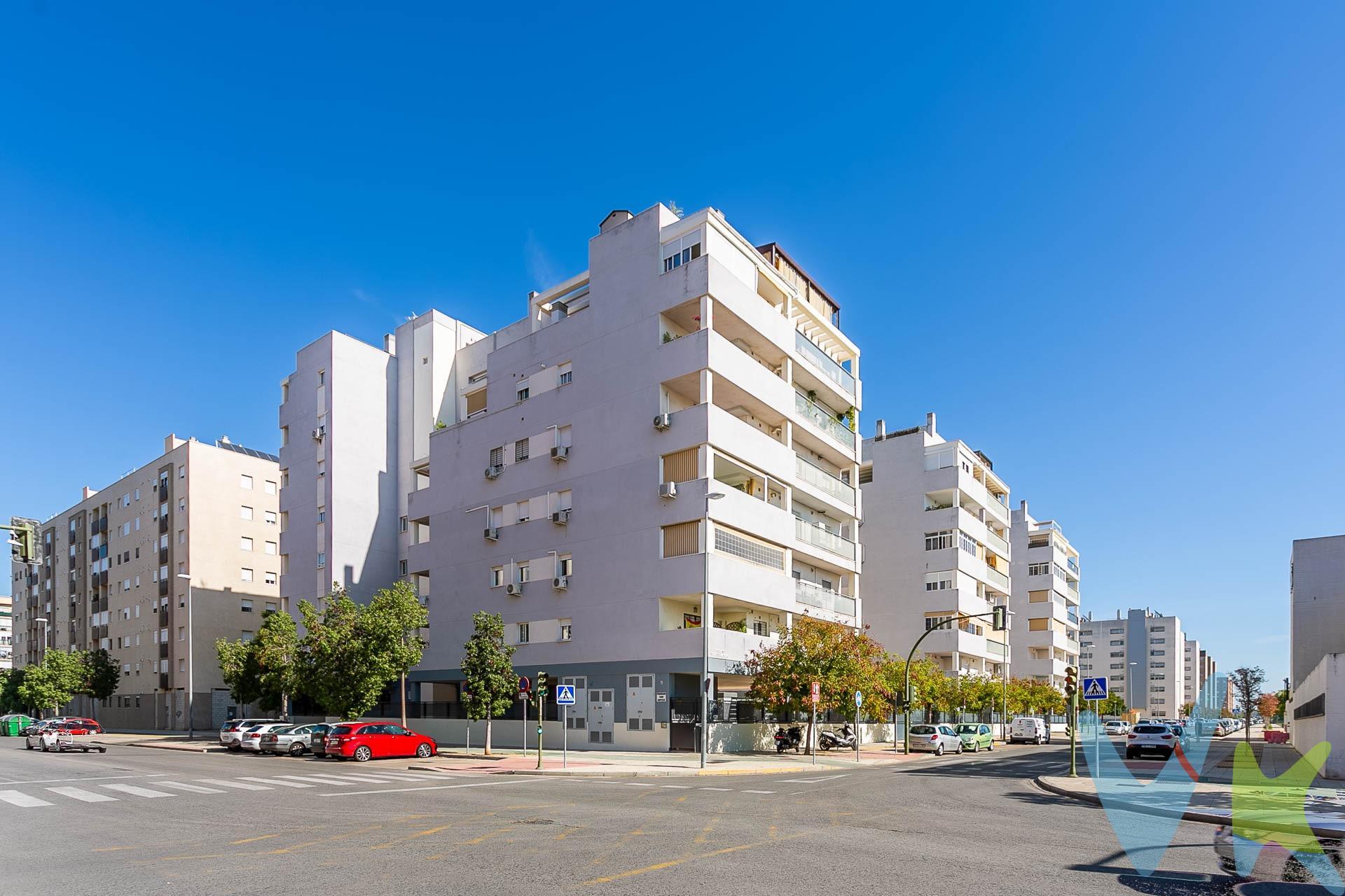 ¡DEJA DE BUSCAR PISO, TENEMOS LO QUE ESTÁS BUSCANDO!. Ático seminuevo en Sevilla Este con una impresionante terraza privada. Este magnífico ático te ofrece todo lo que necesitas para disfrutar de funcionalidad, confort y una excelente calidad de vida. 🛏️ Tres amplios dormitorios exteriores, muy luminosos y con excelente ventilación. 🛁 Dos baños completamente reformados: uno con práctica placa de ducha y otro con bañera para relajarte. 🌞 Impresionante terraza de 30 m², accesible desde el salón y la cocina. Ideal para disfrutar del sol, reuniones familiares, cenas con amigos o simplemente relajarte al aire libre. 🧺 Lavadero independiente. Características destacadas:. Suelos de mármol. Aire acondicionado centralizado frío/calor. Ventanas de aluminio con climalit y rejas de seguridad. Puertas de madera maciza. Placas solares para agua caliente. Termo Eléctrico. Toldo en terraza. No linda con ningún vecino. 🏢 Ubicado en un edificio moderno con ascensor, amplias zonas comunes y azotea transitable. 🚗 Incluye plaza de garaje en el mismo edificio. Ubicación inmejorable:. Situado junto a la Avenida Emilio Lemos, en una zona muy demandada de Sevilla Este. Rodeado de todo tipo de servicios:. 🛒 Supermercados (Mercadona a pocos pasos). 🏦 Bancos. 🍽️ Bares y restaurantes. 🌳 Parques y zonas infantiles. 🚌 Paradas de autobús y excelente comunicación con el resto de la ciudad. 🏫📚 Colegios e institutos. 📞 ¡No dejes pasar esta oportunidad! Llámanos y visita sin compromiso. En cumplimiento de las obligaciones de información previstas en la Ley 10/2025, de 28 de diciembre, de servicios de atención a la clientela y transparencia, así como en la normativa sectorial vigente, el precio indicado no incluye los gastos e impuestos inherentes a la adquisición, los cuales se desglosan estimados o con posibilidad de calcularlos a continuación; los gastos más ajustados serán dados en el D.I.A. en la visita a inmuebles, o antes. *Gastos de Notaría: La Minuta se calculará según al arancel notarial oficial: Anexo I, del Real Decreto 1426/1989, de 17 de noviembre. Enlace: https://notariared.com/calculadora-gastos-compra-vivienda/. *Gastos de Registro de la Propiedad: La inscripción se facturará según el arancel oficial: ANEXO I, del Real Decreto 1427/1989, de 17 de noviembre. Igual enlace anterior. *Gastos de Gestión (Gestoría): Los honorarios por la tramitación administrativa, liquidación de impuestos e inscripción registral ascienden de forma estimativa a [363 € aprox.] (IVA incluido), aunque depende de cada caso, y su dificultad. *Honorarios Agencia del Vendedor: incluidos en el PVP. *Honorarios Agencia del comprador: La agencia prestará los servicios de información, asesoramiento y acompañamiento previstos en el Encargo de Servicios y en el D.I.A. Si solicita servicios adicionales o personalizados, sus honorarios serán informados previamente, de forma individualizada y por escrito, conforme a la libertad de pactos y a la normativa vigente. *Si necesita Financiación, su banco le informará. *Impuesto sobre Transmisiones Patrimoniales (ITP): Se aplicará el tipo impositivo vigente en Andalucía (generalmente el 7%, sin perjuicio de tipos reducidos del 6%. 3,5%, etc, aplicables según las circunstancias personales del comprador o las características del inmueble). El impuesto se devenga sobre el superior entre: 1.- Valor de Referencia de Catastro; y 2.- Precio de venta. Puede calcular su situación personal en el portal oficial de la A.T. de Andalucia. enlace: https://www.juntadeandalucia.es/organismos/economiahaciendayfondoseuropeos/areas/tributos-juego/tributos/paginas/impuestos-cedidos-transmisiones.html;