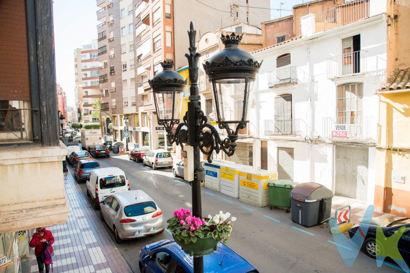 Esta casa se encuentra ubicada en el corazón de Castellón, con una construcción total de 194 m2 distribuidos en planta baja y tres plantas superiores. Con un amplio espacio que ofrece múltiples posibilidades para diseñar la vivienda perfecta a tu medida. La propiedad incluye una terraza descubierta de 41 m², ideal para disfrutar del aire libre sin salir de casa. Además, su exclusividad garantiza acceso a información detallada sobre cada aspecto relevante del inmueble. Convierte esta oportunidad única en la realización de tus sueños al alcanzar la vivienda personalizada que siempre has deseado. No pierdas tiempo buscando más opciones; aquí tienes todo lo necesario para crear el hogar que te mereces y en la ciudad perfecta, ya que Castellón puede ofrecer un equilibrio perfecto entre calidad de vida, belleza natural, cultura y oportunidades, haciendo de esta ciudad un lugar atractivo para establecerse. Este inmueble es en exclusiva, con lo que le facilitamos cualquier información sobre la vivienda. Por este motivo, solicitamos no molesten al propietario, ocupantes de la propiedad, vecinos o conserje de la comunidad. En todos los casos los precios expuestos son más impuestos y gastos derivados de la transmisión del inmueble. . 