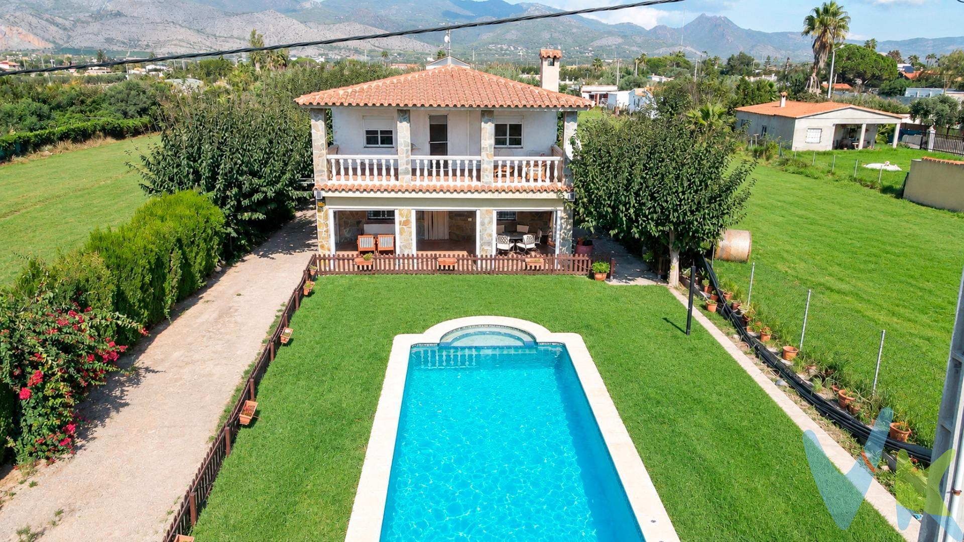 CHALET CON PISCINA Y GRAN PARCELA EN PARTIDA SENILLAR – GRAO DE CASTELLÓN. ¿Buscas espacio, privacidad y una casa con muchas posibilidades cerca de Castellón?. Esta propiedad en Partida Senillar, Grao de Castellón, ofrece algo difícil de encontrar: una gran parcela de 2.148 m² y una vivienda de 373 m² construidos, distribuida en dos plantas. La vivienda cuenta con 7 dormitorios y 2 baños, por lo que es una opción especialmente interesante para familias numerosas, quienes necesitan espacio para invitados o quienes buscan combinar vivienda y zonas de trabajo/ocio. 🌿 ESPACIO EXTERIOR PARA DISFRUTAR. La parcela permite disfrutar de diferentes ambientes y cuenta con:. 🏊 Piscina. ☀️ 2 amplias terrazas. 🔥 Zona de barbacoa. 🚗 Garaje. 🌳 Amplia parcela de 2.148 m². Espacio exterior con múltiples posibilidades. . La vivienda dispone además de una terraza cubierta con vistas al jardín y a la piscina, un espacio perfecto para disfrutar de comidas familiares, reuniones o simplemente relajarse al aire libre. 🏠 UNA CASA CON MUCHAS POSIBILIDADES. Sus 373 m² construidos, distribuidos en dos plantas, permiten organizar la vivienda de diferentes maneras según las necesidades de cada familia. La propiedad conserva además elementos que le aportan personalidad, como sus terrazas, cerramientos de piedra y la amplitud de sus espacios. 📍 UBICACIÓN. Situada en Partida Senillar, en el Grao de Castellón, en un entorno donde disfrutar de la tranquilidad y del espacio exterior sin renunciar a la proximidad de Castellón y sus servicios. ⚠️ INFORMACIÓN IMPORTANTE. La propiedad se encuentra sobre suelo rústico y la vivienda consta en escritura. Una propiedad singular por superficie, número de habitaciones, parcela y zona exterior. 📞 Si buscas una casa grande con piscina y terreno en el Grao de Castellón, esta propiedad merece una visita.