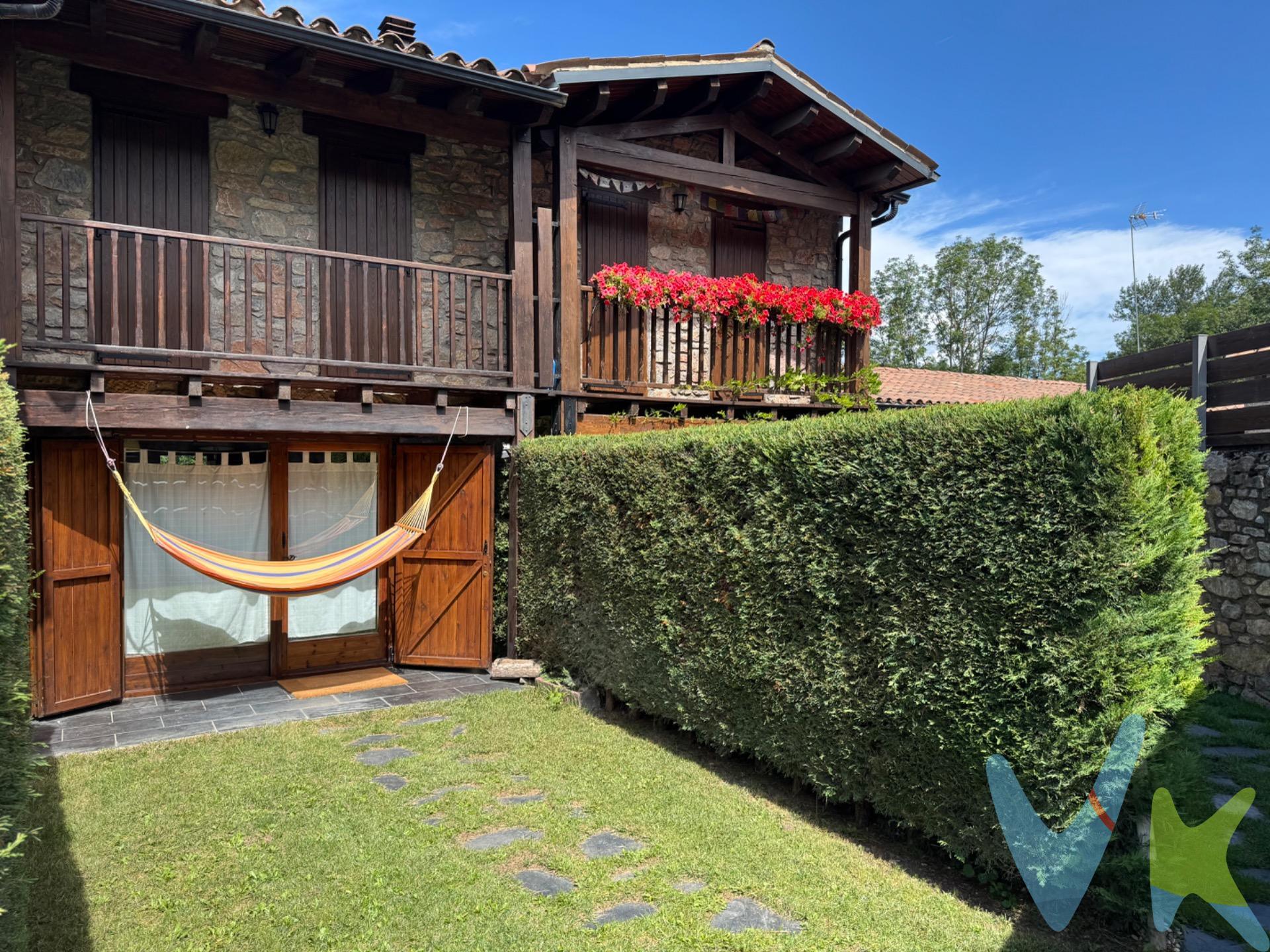 Descubre tu refugio en la Cerdanya en este entorno a solo 3 kms de Bellver de Cerdanya. Conocida como la Torre de Pisa de la Cerdanya, Santa Eugènia de Nerellà, una localidad que combina la belleza natural y un ambiente acogedor. Esta adosada de estilo típico de la Cerdanya se encuentra en una exclusiva comunidad de sólo 5 viviendas, brindando un ambiente tranquilo. La propiedad se distribuye en dos plantas muy luminosas. En la planta baja encontrará el salón comedor con chimenea, ideal para relajarse en las noches. Desde aquí tendrá acceso al jardín privado, ideal para compartir momentos inolvidables con amigos y familia. La cocina americada, muy funcional y que conecta con una terraza dónde poder desayunar con vistas a las montañas. En la segunda planta se encuentran las 3 habitaciones, todas con armarios empotrados y un baño completo. Podrá disfrutar de una zona compartida con un amplio espacio que cuenta con una barabacoa, escenario ideal para celebaraciones y reuniones con amigos y familiares. No pierdas la oportunidad de vivir en un entorno natural y sereno, donde cada día pude ser una nueva aventura. ¡Contactanos para convertar una visita y déjate enamorar del entorno!. . NOTA :. “En el precio de venta están incluidos los honorarios de la agencia inmobiliaria, pero no incluye impuestos ni gastos que conllevan la escritura, por lo que se debe añadir a la compra en viviendas de segunda mano el ITP, en viviendas de Obra Nueva el IVA y AJD y en ambos casos los honorarios de notaría y registro. No están incluidos en el precio el mobiliario y los enseres. Los precios de la oferta pueden ser modificados o darse de baja sin previo aviso y todos los datos expuestos son meramente orientativos.”. 