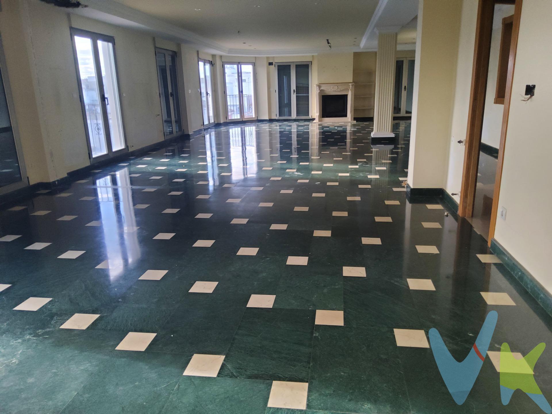 Una Vivienda que ocupa una planta entera de 573 m² 6 Hab. Planta 4ª exterior con ascensor Garaje/ Trastero incluida. Remax Urbe, presenta esta exclusiva vivienda situada en el centro histórico de Carlet, una propiedad singular que destaca por su elegancia, amplitud y excelente ubicación. Ideal para quienes desean vivir con estilo en una de las zonas más emblemáticas de la ciudad. Ubicada en la calle Murillo, en una finca emblemáticas. Un entorno que combina el carácter señorial de la arquitectura original con comodidades modernas y un diseño de vanguardia. La propiedad cuenta con 572 m² construidos, distribuidos en 6 habitaciones y 6 baños. 4 dormitorios principales, dispone de un amplio vestidor, un baño en suite y una bañera perfecta para momentos de relajación. El espectacular salón-comedor con cocina independiente que destaca por su amplitud y luminosidad. Toda la vivienda cuenta con techos altos y ladrillo visto, aportando un carácter único y auténtico. Además, los grandes ventanales con salida a balcones ofrecen vistas directas a la Plaza del Ayuntamiento. Las puertas ocultas permiten separar ambientes de forma funcional y elegante, maximizando la limpieza visual y el confort. Además, dispone de un amplio trastero ubicado en una gran Azotea, perfectamente para acondicionar, ideal para disfrutar de reuniones al aire libre. Situada en el corazón de la ciudad, esta propiedad se encuentra rodeada de historia, cultura y todos los servicios necesarios. La zona está perfectamente comunicada y es ideal tanto para residencia habitual como para segunda vivienda o inversión inmobiliaria de alto nivel. No pierdas la oportunidad de conocer una de las propiedades más exclusivas del centro de Carlet, 34Km a Valencia. Contáctanos y agenda tu visita hoy mismo. . Características básicas. 572 m² construidos, 560 m² útiles. 6 habitaciones [4 son suites]. 6 baños en total. Balcón. Plaza de garaje. Segunda mano/buen estado. Vestidores. Trastero. Orientación oeste. Construido en 2004. Acceso y vivienda adaptados para personas con movilidad reducida. Edificio. Planta 4ª exterior. Con ascensor. VENTA:. PVP 515.000€. Gastos e impuestos no incluidos en el precio. La compra conlleva impuestos y gastos de formalización para el comprador. A título orientativo se informa que en segundas transmisiones el ITP con carácter general en Valencia es del 10%, pudiendo existir otros tipos impositivos atendiendo a las circunstancias personales del comprador u otras circunstancias previstas legalmente. Base imponible del impuesto el mayor valor entre el precio de compraventa, la tasación o el valor de referencia catastral. En cuanto a los gastos de notaría y registro, en su caso, suelen oscilar aprox. entre 1,5% y 2,5% (aranceles variables según precio, n.º de copias y complejidad). El comprador elige notario. Si el comprador precisase de hipoteca: tasación, condiciones y costes bancarios serán según entidad elegida por el comprador, así como los gastos de gestoría, y cualesquiera otros gastos inherentes a la formalización de la compraventa que legalmente correspondan a la parte compradora, salvo pacto expreso en contrario con el vendedor.El consumidor tiene, conforme a la normativa vigente, a su disposición información y documentación adicional relativa al inmueble y condiciones de la compraventa, que podrá ser consultada en C/Joaquín Costa 4, bajo 46005 Valencia o urbe2@remax.es. Honorarios de mediación inmobiliaria a cargo del COMPRADOR: (3% del precio final de venta más IVA (21%), salvo otro pacto.); y de VENDEDOR (según acuerdo con el mismo). Se informa al consumidor que la agencia actúa como intermediaria inmobiliaria en la operación, estando cualquier eventual compraventa y sus condiciones sujeta a la aceptación expresa del propietario-vendedor y a la posterior formalización del correspondiente contrato.