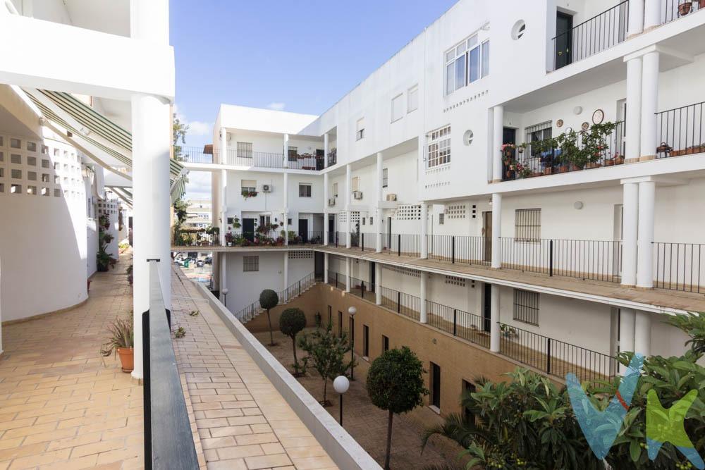 Se ofrece en venta un atractivo dúplex que destaca por su excelente luminosidad y funcional distribución, ubicado en una zona tranquila y consolidada, ideal para la vida familiar. La vivienda se distribuye en dos plantas. En la planta baja se encuentra un acogedor hall de entrada que da paso a un amplio salón, así como una cocina práctica y bien organizada. La planta superior alberga tres dormitorios y un baño completamente reformado, equipado con placa de ducha, lo que aporta comodidad y un estilo actual. Situada en la zona de El Tejar, la vivienda cuenta con una ubicación privilegiada, rodeada de todo tipo de servicios como comercios, centros educativos y zonas verdes. Además, dispone de parques infantiles en las inmediaciones, lo que la convierte en una opción especialmente adecuada para familias. Cabe destacar su cercanía a la estación de tren, a tan solo cinco minutos, lo que garantiza una excelente conexión y facilidad de desplazamiento. Operación sujeta a ITP, cuyo tipo general es del 7% respecto al precio de venta, pero que en casos especiales se puede ver reducido al 6% o 3,5% en virtud de lo dispuesto en el Ley 5/2021, de 20 de octubre, de Tributos Cedidos de la Comunidad Autónoma de Andalucía. El comprador, en caso de que querer adquirir la vivienda a través de la agencia, deberá abonar a ésta unos honorarios que ascienden al 3% del precio de la compraventa, más IVA del 21%. Los gastos aproximados de Notaría y Registro se cifran entre 800.-€ y 1.000.-€, el importe exacto dependerá del precio final de la compraventa, número de copias de la escritura, número de páginas de la escritura, complejidad, etc., en virtud de lo dispuesto en el Anexo I del Real Decreto 1426/1989, por el que se aprueba el arancel general de Notaría, y el Anexo I del Real Decreto 1427/1989, por el que se aprueba el arancel de los Registradores de la Propiedad. En caso de necesidad de financiación bancaria para la compra, los gastos de la misma deberán ser obtenidos de la entidad bancaria que vaya a financiar la operación. Se hace constar que la agencia efectúa una labor de intermediación, y que las condiciones finales de la compraventa quedan sujetas a la aceptación expresa de la parte vendedora y a la ulterior formalización del contrato . 