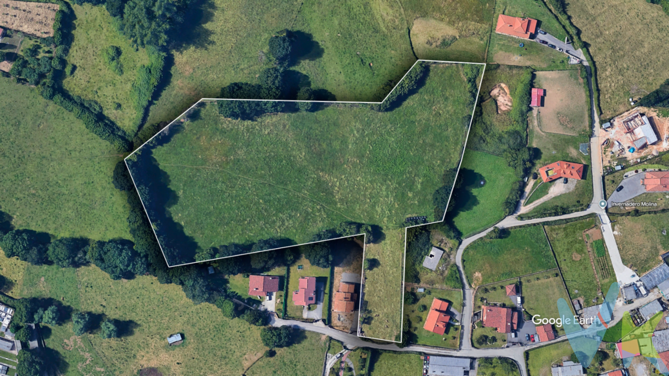 PONEMOS A LA VENTA FINCA DE 2 HECTAREAS EN EL CENTRO DE ASTURIAS, EN LA FERRERA SIERO, ENTRE NOREÑA Y EL BERRON. UBICACIÓN PERFECTAMENTE CONECTADA, A 15 MINUTOS EN COCHE DE GIJON Y OVIEDO, Y CON TODOS LOS SERVICIOS AL LADO, COMERCIOS, OCIO, BANCOS, COLEGIOS, FARMACIA, CENTRO DE SALUD... ES UNA FINCA LLANA DE LA QUE  1600 METROS CUADRADOS YA PUEDES CONSTRUIR O PROYECTAR LA VIVIENDA DE TUS SUEÑOS, CON LUZ, AGUA, SANEAMIENTOS LISTOS PARA EL ENGANCHE. RODEADA DE VARIAS VIVIENDAS UNIFAMILIARES YA CONSTRUIDAS. UN LUGAR TRANQUILO DONDE DISFRUTAR DEL CAMPO Y LA VIDA RURAL, PERO SIN ESTAR AISLADO, CON TODO A LA MANO. DE HECHO A EL BERRON PUEDES IR DANDO UN PASEO.EL TOTAL DE LA FINCA SE AMPLIA 18400 METROS CUADRADOS MÁS QUE HACEN EL TOTAL DE LAS 2 HECTAREAS. MUY INTERESANTE PARA TENER ANIMALES POR EJEMPLO, QUIEN QUIERA  DISPONER DE UN GRAN TERRENO  EN LA MISMA PARCELA DE SU VIVIENDA. UN PROYECTO DE VIDA.ATENCIÓN INVERSORES!!!ES UNA ZONA QUE AHORA MISMO ESTÁ PENDIENTE DE RECALIFICAR, POR LO QUE CON UN BUEN PROYECTO Y EL CONSENSO VECINAL SERÍA FACIL QUE A CORTO PLAZO SE PUEDA EDIFICAR, SACANDO UN BUEN NÚMERO DE PARCELAS PARA VIVIENDAS UNIFAMILIARES. RECUPERANDO LA INVERSIÓN INICIAL Y OBTENIENDO UNA MUY BUENA RENTABILIDAD.CUALQUIERA QUE SEA TU MOTIVACIÓN ES UN GRAN TERRENO EN EL CORAZON DE ASTURIAS.NO LO DUDES INFORMATE, ESTAREMOS ENCANTADOS DE ATENDERTE.LLAMANOS. 