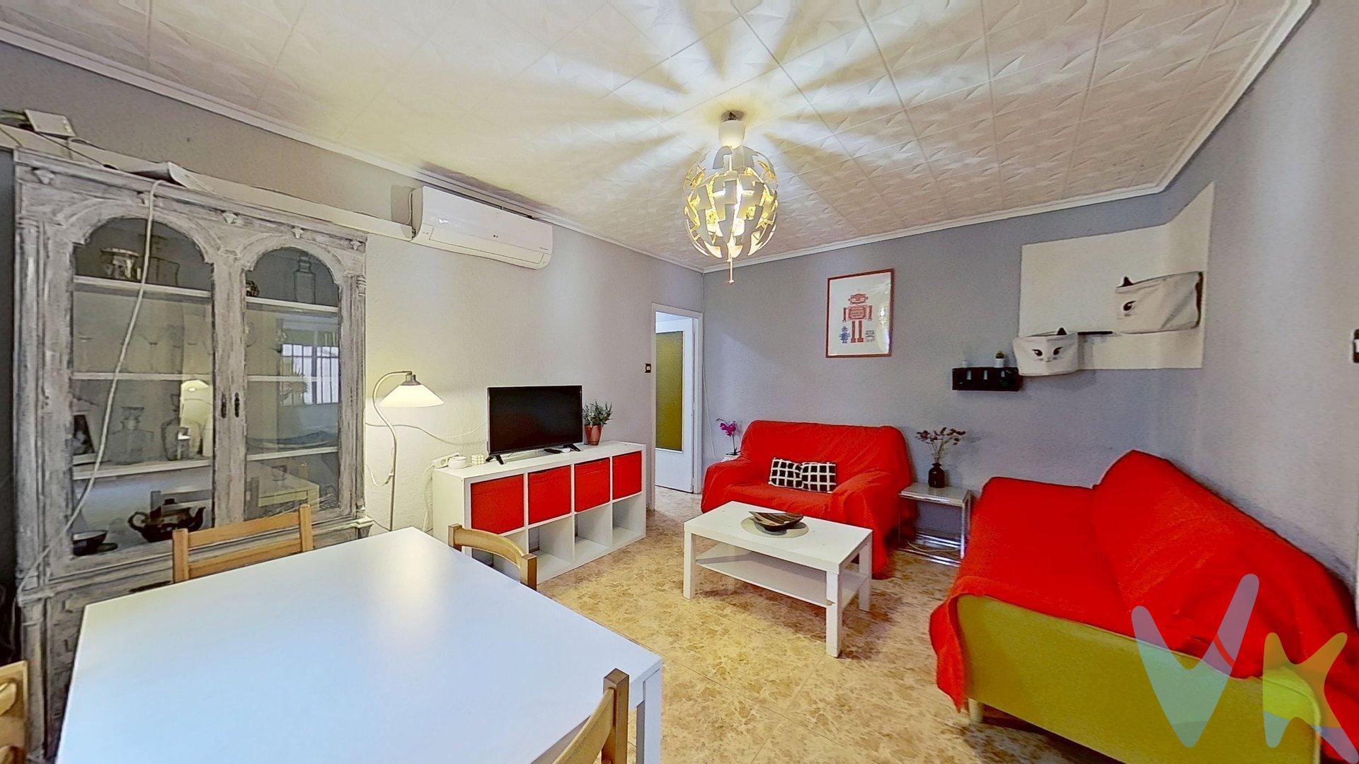 Vivienda interior, ideal para familias o parejas que buscan un hogar cómodo en una zona consolidada y bien comunicada. El piso está listo para entrar a vivir y se distribuye de forma práctica:. 2 dormitorios luminosos. Cocina independiente. Salón cómodo y funcional. Baño completo. Primera planta sin ascensor. No dispone de balcón. Ubicado en una zona con todos los servicios: supermercados, colegios, transporte público, centros de salud y comercios a pocos minutos. Un entorno perfecto para el día a día. VENTA:. PVP 210.000€.  Gastos e impuestos no incluidos en el precio. La compra conlleva impuestos y gastos de formalización para el comprador. A título orientativo se informa que en segundas transmisiones el  ITP  con carácter general en  Valencia  es del  10%, pudiendo existir otros tipos impositivos atendiendo a  las circunstancias  personales del comprador u otras circunstancias previstas legalmente. Base imponible del impuesto el mayor valor entre el precio de compraventa, la tasación o el valor de referencia catastral. En cuanto a los gastos de  notaría y registro, en su caso,  suelen oscilar aprox; entre 1,5% y 2,5% (aranceles variables según precio, n.º de copias y complejidad). El comprador elige notario. Si el comprador precisase de  hipoteca: tasación, condiciones y costes bancarios serán según entidad elegida por el comprador, así como los gastos de gestoría, y cualesquiera otros gastos inherentes a la formalización de la compraventa que legalmente correspondan a la parte compradora, salvo pacto expreso en contrario con el vendedor. El consumidor tiene,  conforme a la normativa vigente, a su disposición información y documentación adicional relativa al inmueble y condiciones de la compraventa, que podrá ser consultada en C/Joaquín Costa 4, bajo 46005 Valencia o urbe2@remax.es. Honorarios de mediación inmobiliaria a cargo del  COMPRADOR: (3% del precio final de venta más IVA (21%), salvo otro pacto.); y  de VENDEDOR (según acuerdo con el mismo). . Se informa al consumidor que la agencia actúa como intermediaria inmobiliaria en la operación, estando cualquier eventual compraventa y sus condiciones sujeta a la aceptación expresa del propietario-vendedor y a la posterior formalización del correspondiente contrato.